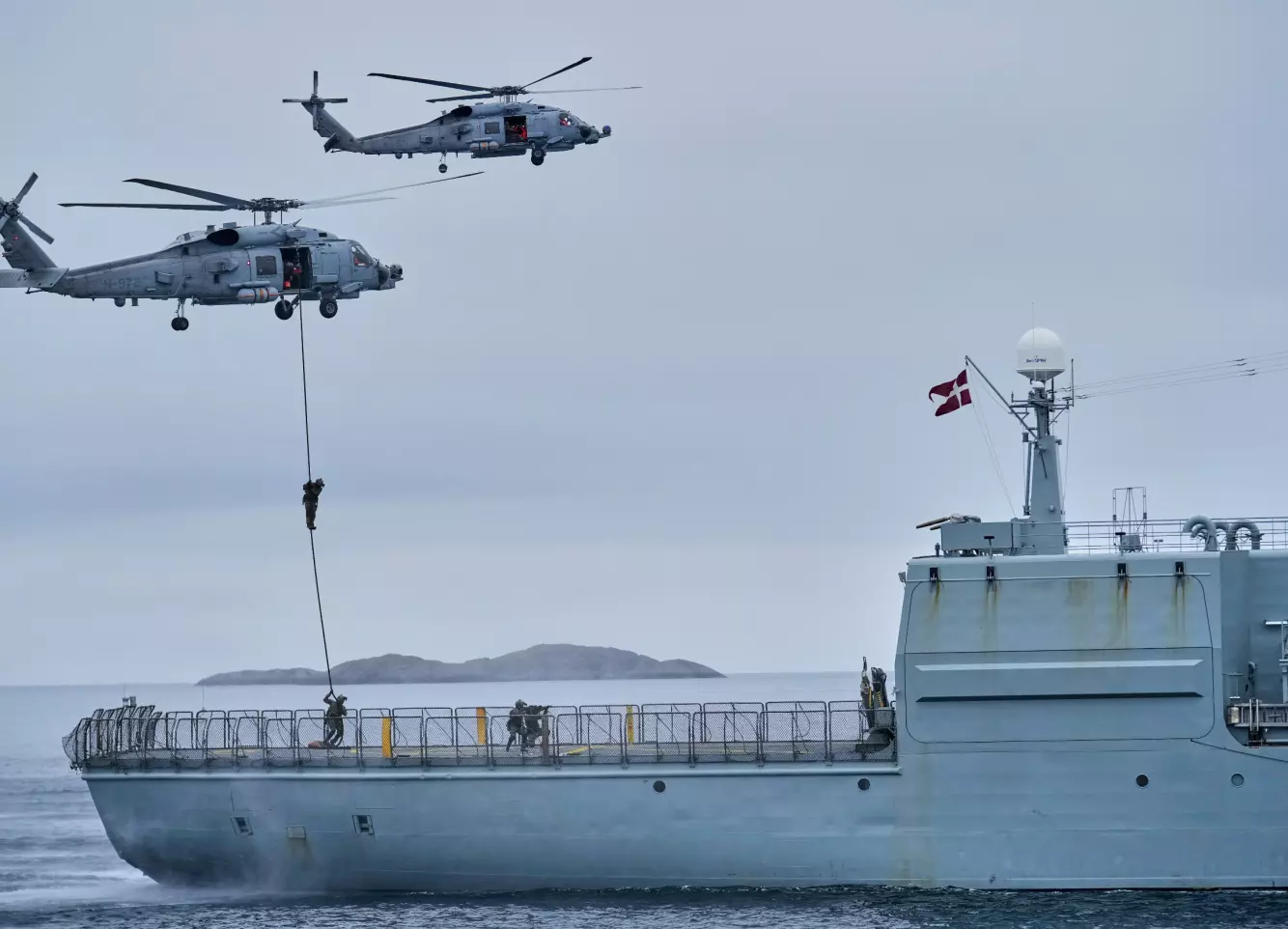 ØKT BEREDSKAP: Danske militær har det siste året økt beredskapen og tilstedeværelsen rundt Grønland. Flere europeiske Nato-land deltok på en øvelse i september 2025. Foto: AP Photo/Ebrahim Noroozi