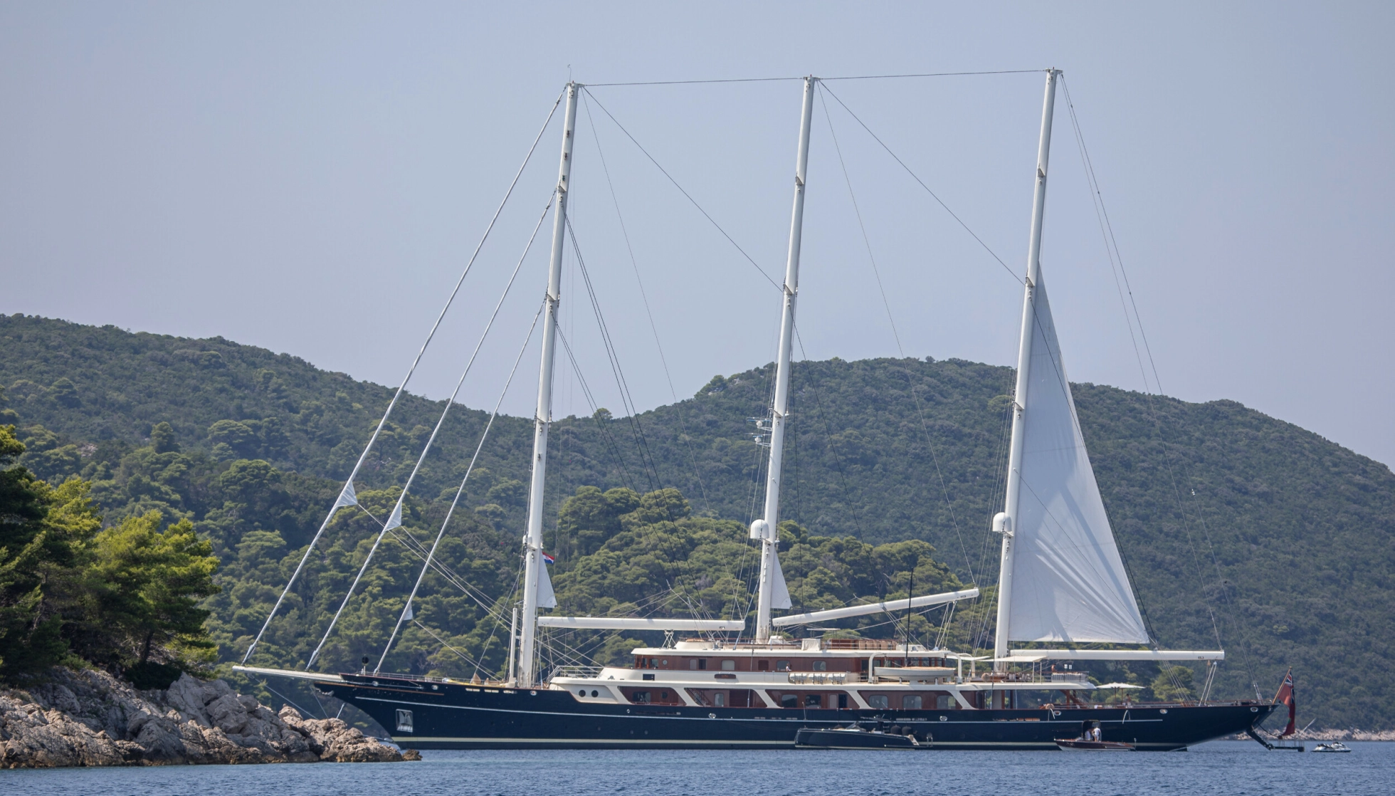 VERDENS STØRSTE: Den seilende superyachten «Koru» er verdens største av sitt slag. Jeff Bezos bestilte den i 2021, og i 2023 sto den ferdig. Her avbildet i Kroatia. Foto: Grgo Jelavic/PIXSELL/NTB