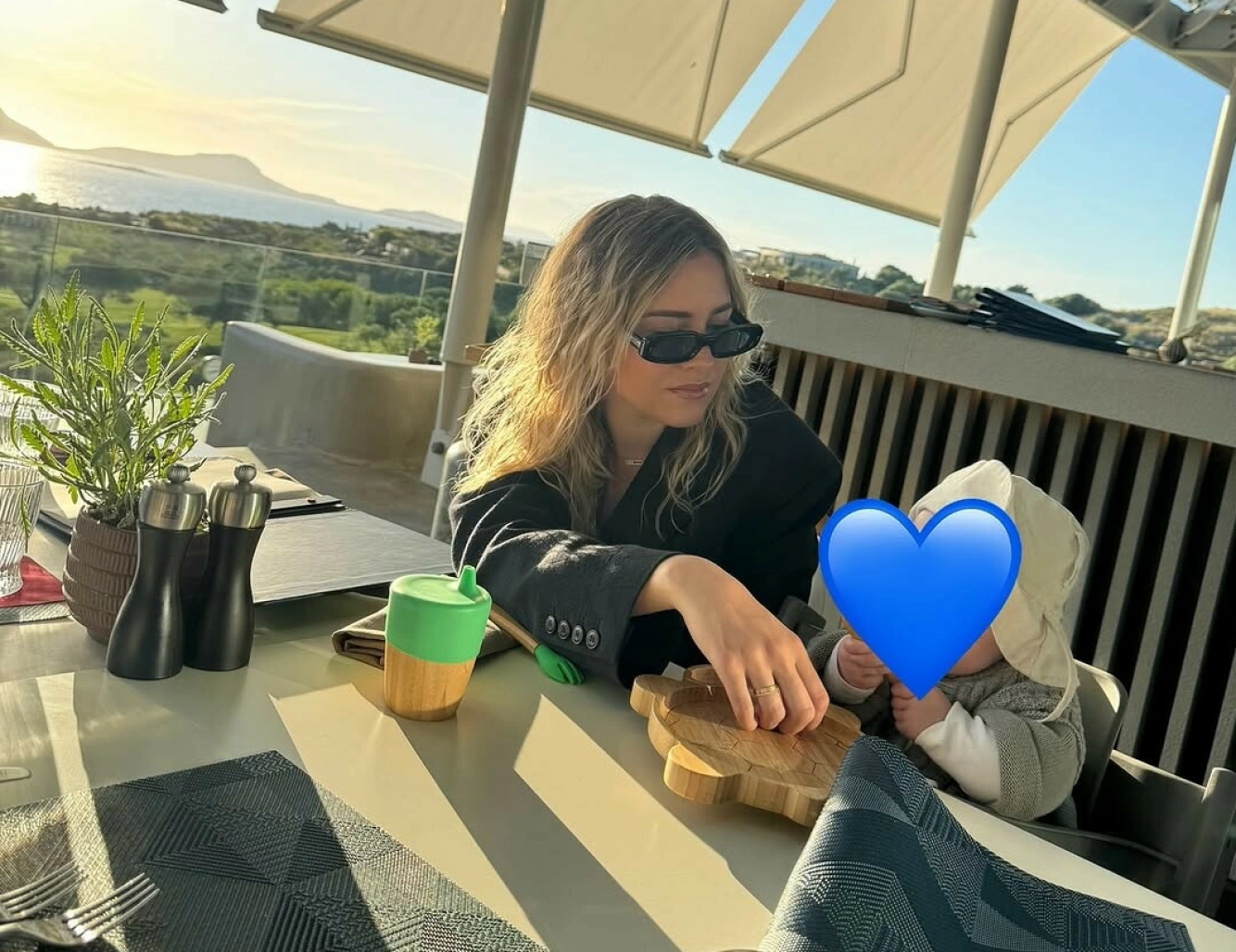 NOE Å BITE I: Mamma Helene og lille Matheo koser seg. Paret har dekket til sønnens ansikt med et blått hjerte. Foto: Skjermbilde: @odegaard.98 / Instagram