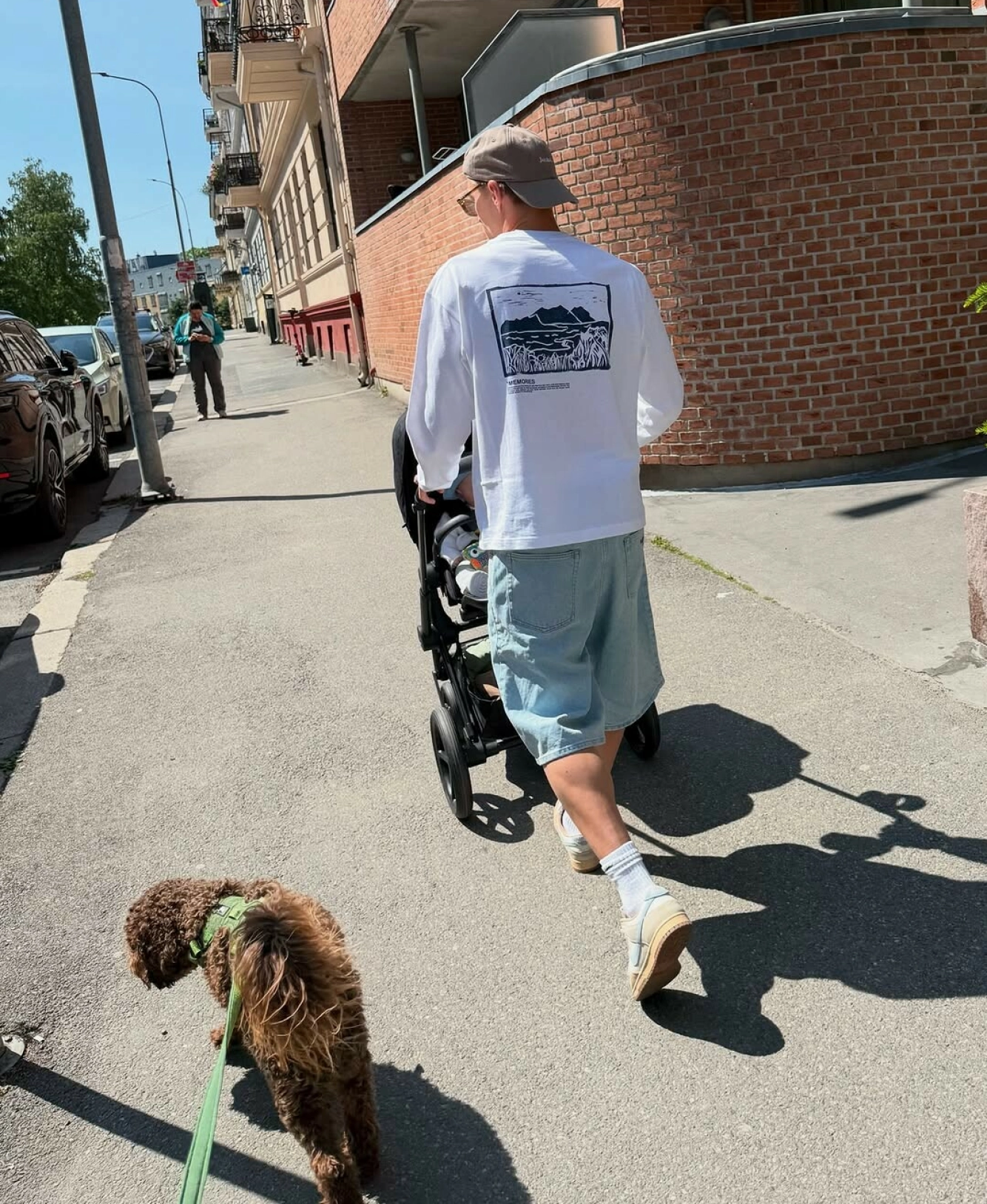 TRILLETUR: I forgrunnen familiens hund, mens Martin leder an med sønnen i barnevognen. Foto: Skjermbilde: @odegaard.98 / Instagram