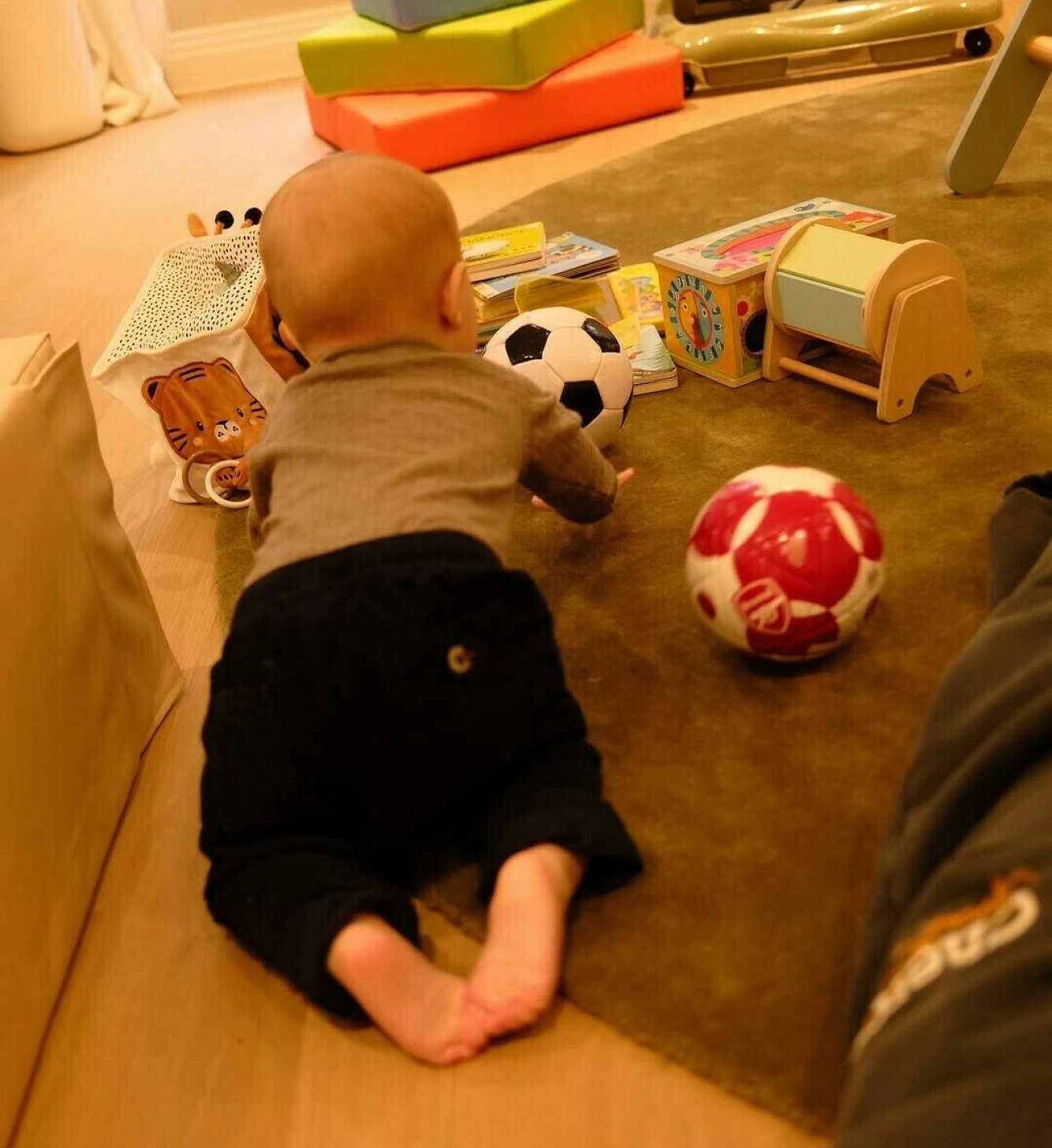 BLIKK FOR BALL: Før jul delte Martin dette bildet, med Matheo og to fotballer - en av dem med Arsenal-logo. Foto: Skjermbilde: @odegaard.98 / Instagram