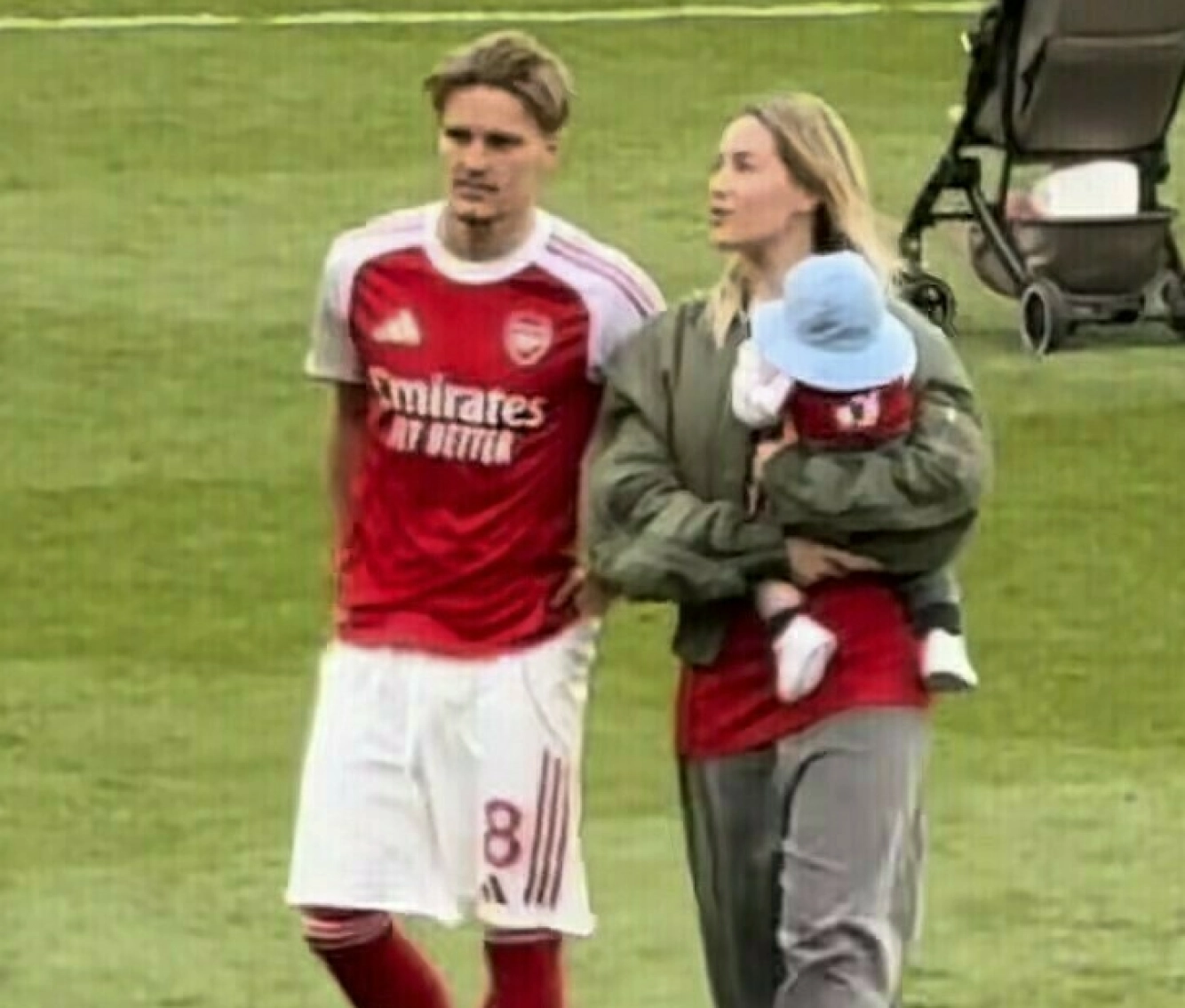 SERIESØLV: Etter forrige sesong fikk Arsenal sølvmedaljer i Premier League. Kaptein Martin Ødegaard feiret med Helene og Matheo på hjemmebanen Emirates i London. Foto: Instagram