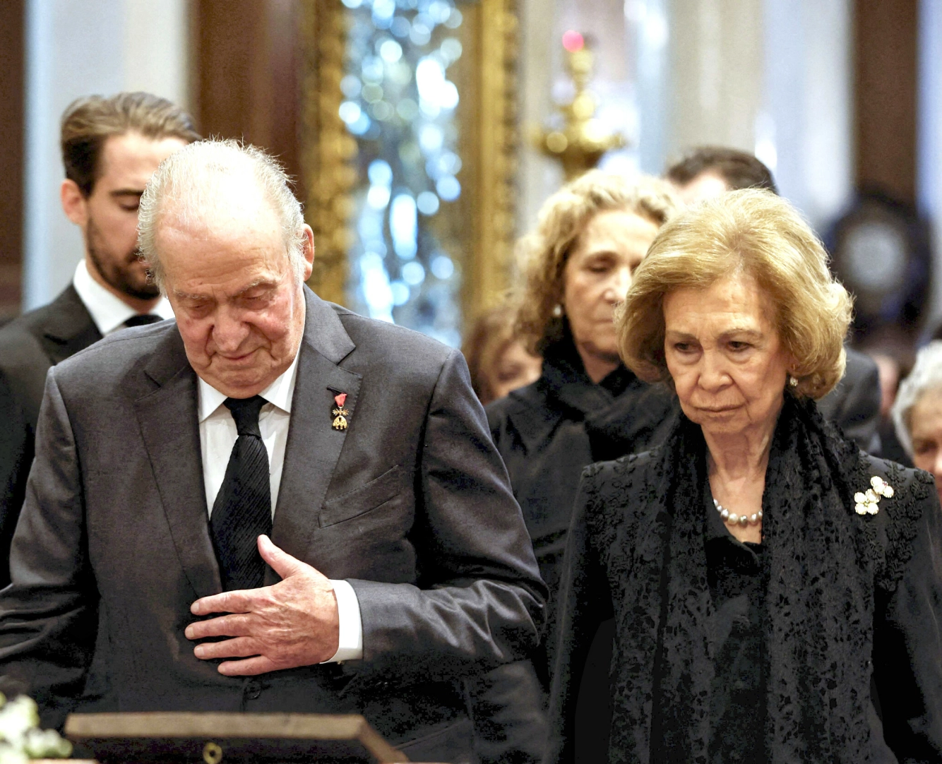 TAR FARVEL: Kong Juan Carlos jobber hardt med å endre sitt ettermæle. Her er han og dronning Sofia i begravelsen til hennes bror kong Konstantin av Hellas i 2023. Foto: NTB