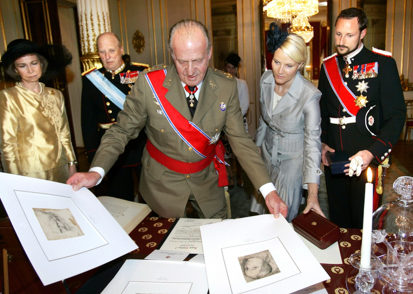 GENERØS: Kronprinsesse Mette-Marit og kronprins Haakon studerer gavene de mottok av Juan Carlos da han besøkte Norge i 2006. Foto: NTB