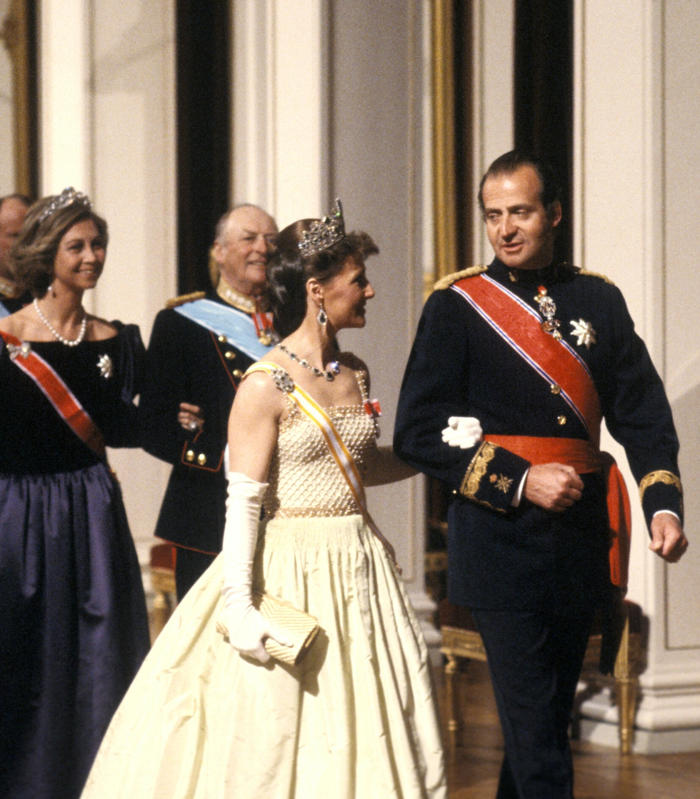 STOR STAS: Sonja gikk sammen med kong Juan Carlos til gallamiddag under statsbesøket i 1982. Foto: NTB