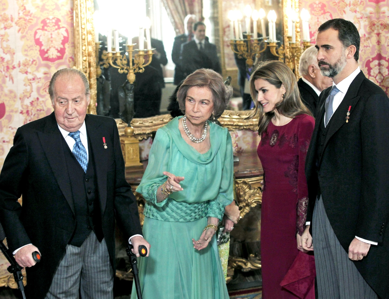 STORT TRYKK: Kong Juan Carlos, dronning Sofia, dronning Letizia og kong Felipe under et arrangement i Zarzuela-palasset i 2013 - året før han måtte trekke seg. Foto: NTB