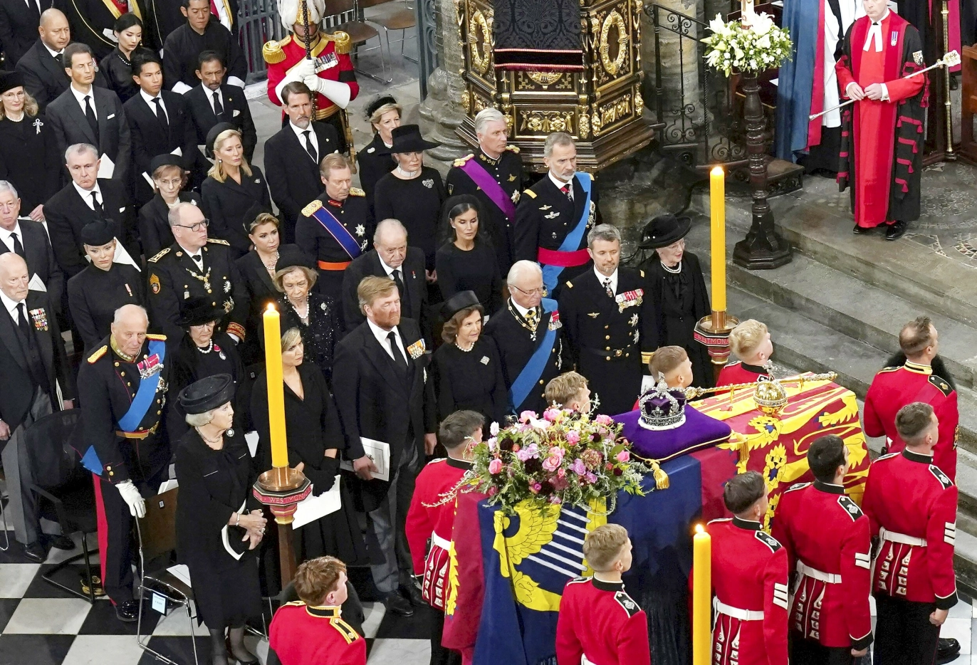 INNE I VARMEN: Til tross for at han bodde i eksil var Juan Carlos invitert til England sammen med resten av Europas regenter da dronning Elizabeth ble stedt til hvile i Westminster Abbey i 2022. Sofia og Juan Carlos er plassert på rad to, ved siden av kong Harald og dronning Sonja. Foto: NTB