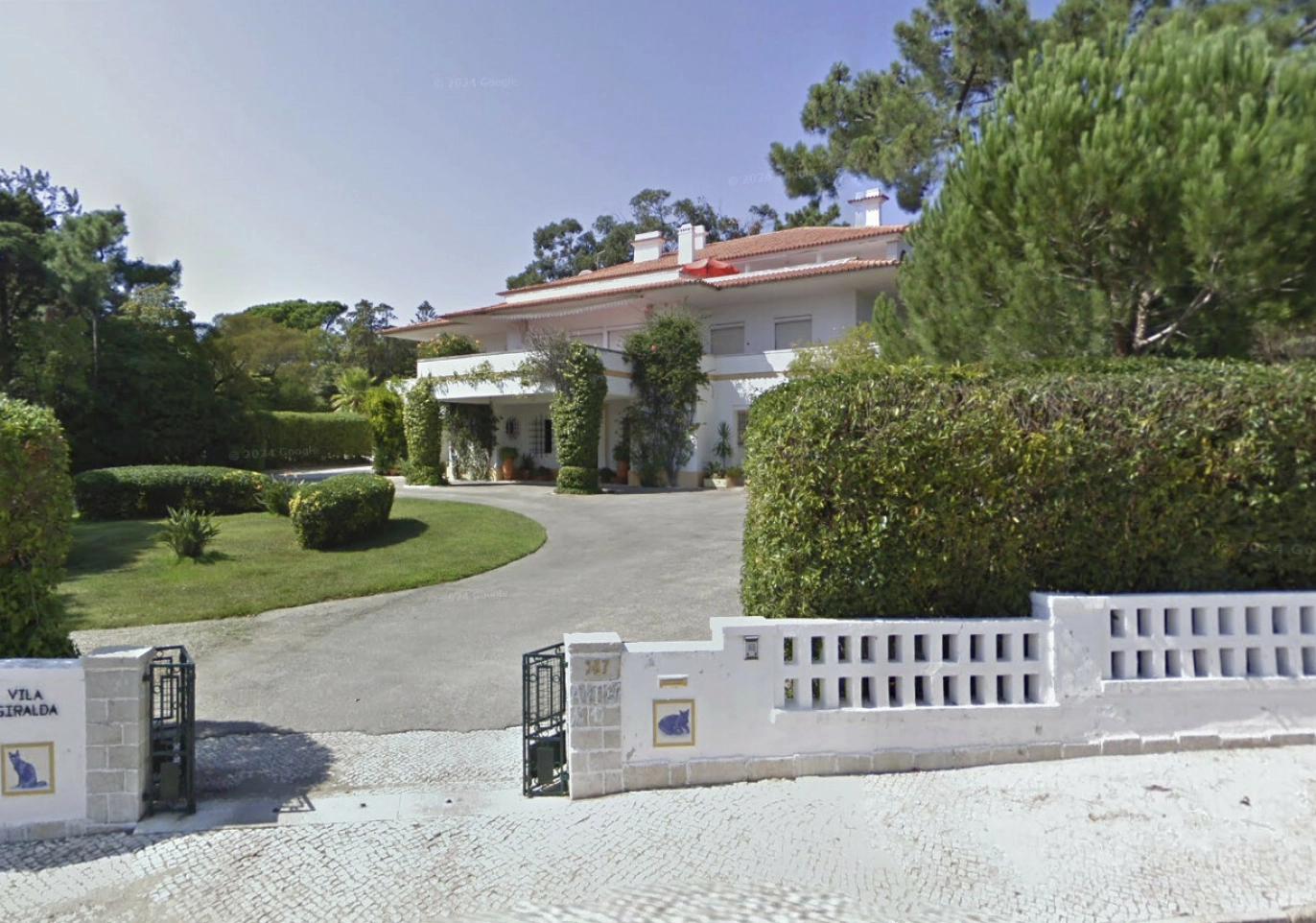 ÅSTEDET: Villa Giraldi ligger like ved havet i Estoril, vest for Portugals hovedstad Lisboa. Det var i dette huset Juan Carlos skjøt broren. Foto: Google Maps