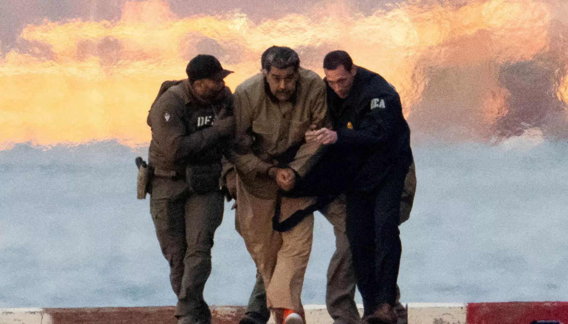 OMGITT AV AGENTER: Nicolas Maduro på vei til retten i New York mandag ettermiddag. Foto: Adam Gray / Reuters / NTB