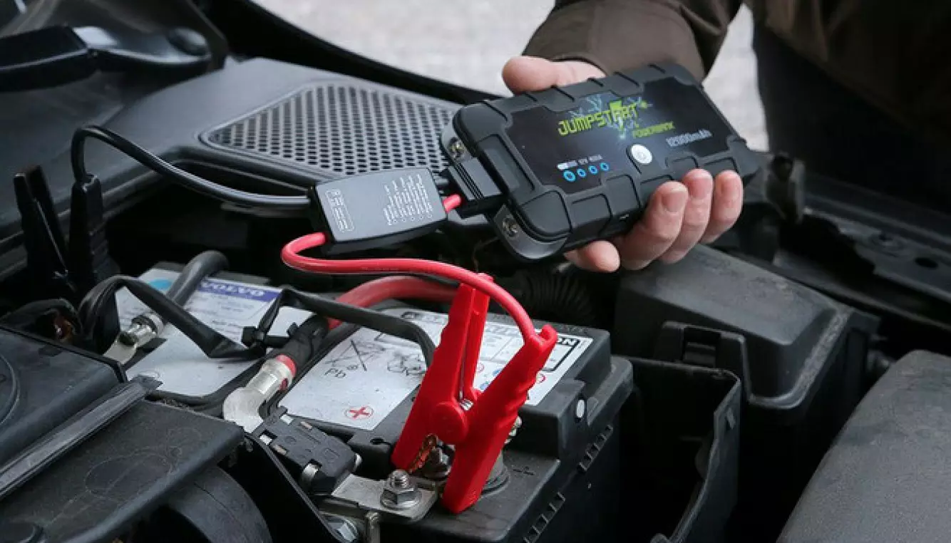 HJELPER I NØDEN: En startbooster hjelper deg å så start på bilen når batteriet er flatt. Den er svært enkel å bruke og koster fra rundt en tusenlapp. Foto: NAF