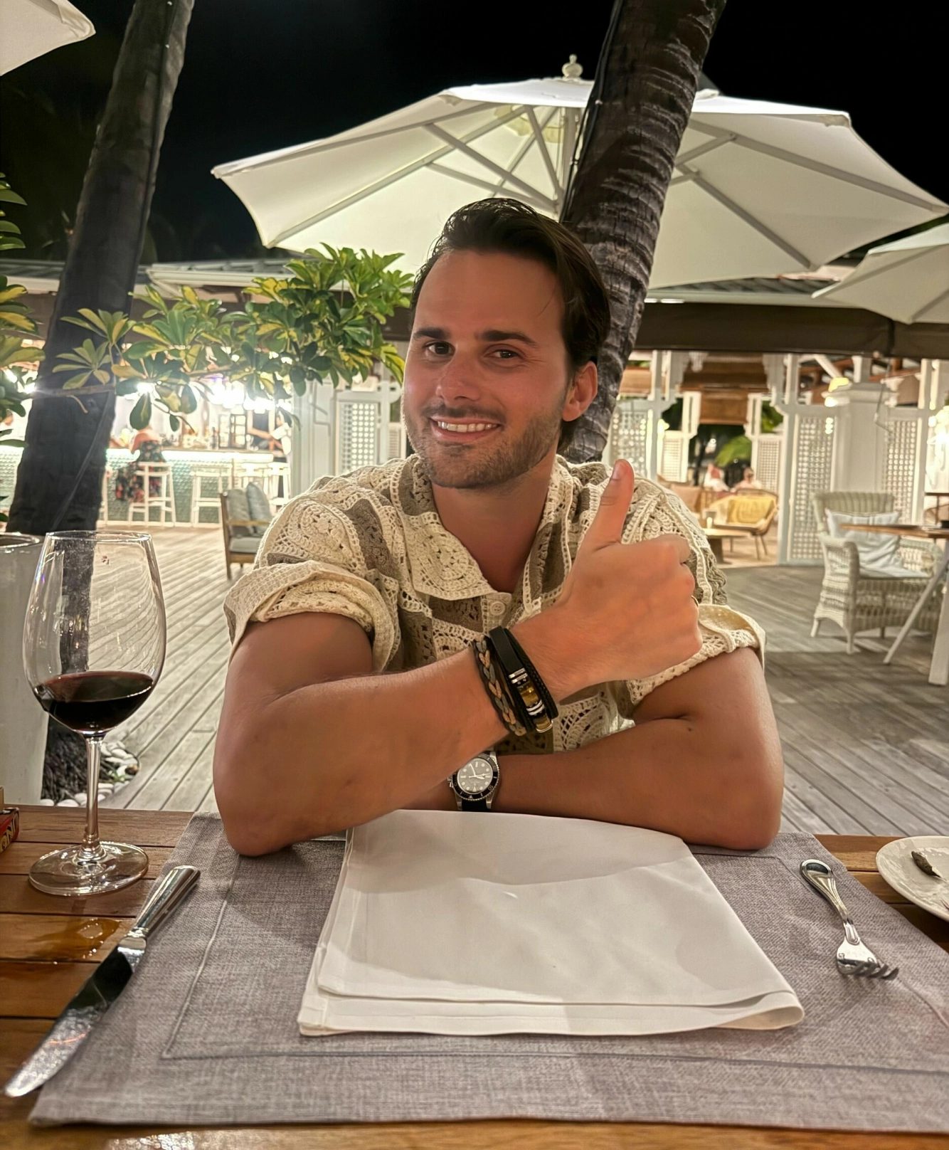 TOMMEL OPP: Michael var uheldig og fikk en øyeinfeksjon på bryllupsreisen. Nå er han imidlertid på bedringens vei. Foto: Privat