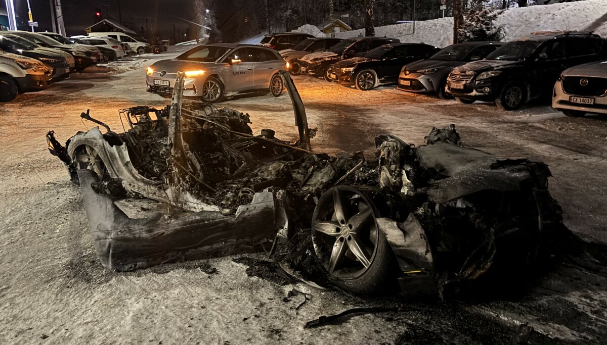 Bil utbrent etter brann