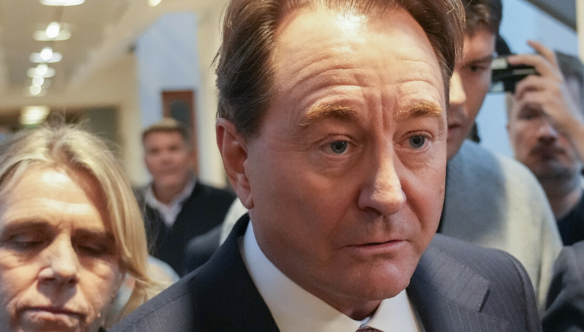 Kjell Inge Røkke hedrer Åge Hareide i kjendistung bisettelse