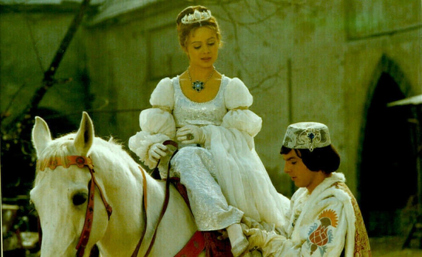 JULEROMANTIKK: «Tre nøtter til Askepott» er et av julens mest populære filmer. Her er Libuse Safránková og Pavel Travnicek i en scene fra filmen fra 1973. Foto: NRK