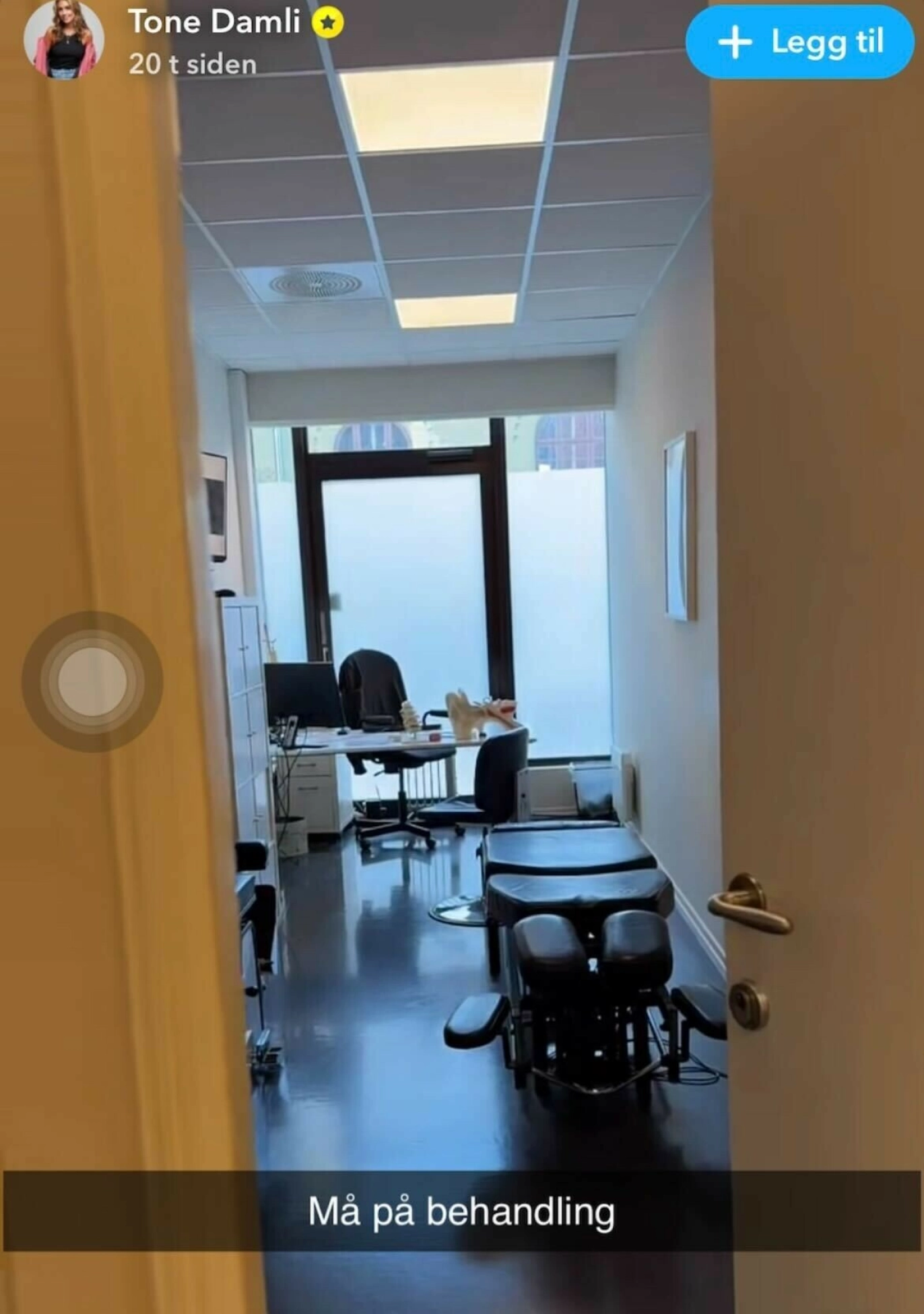 TIL LEGE: På Snapchat kan artisten dele bilde av at hun er på plass hos en behandler. Foto: Skjermdump fra Snapchat/@tdamliofficial