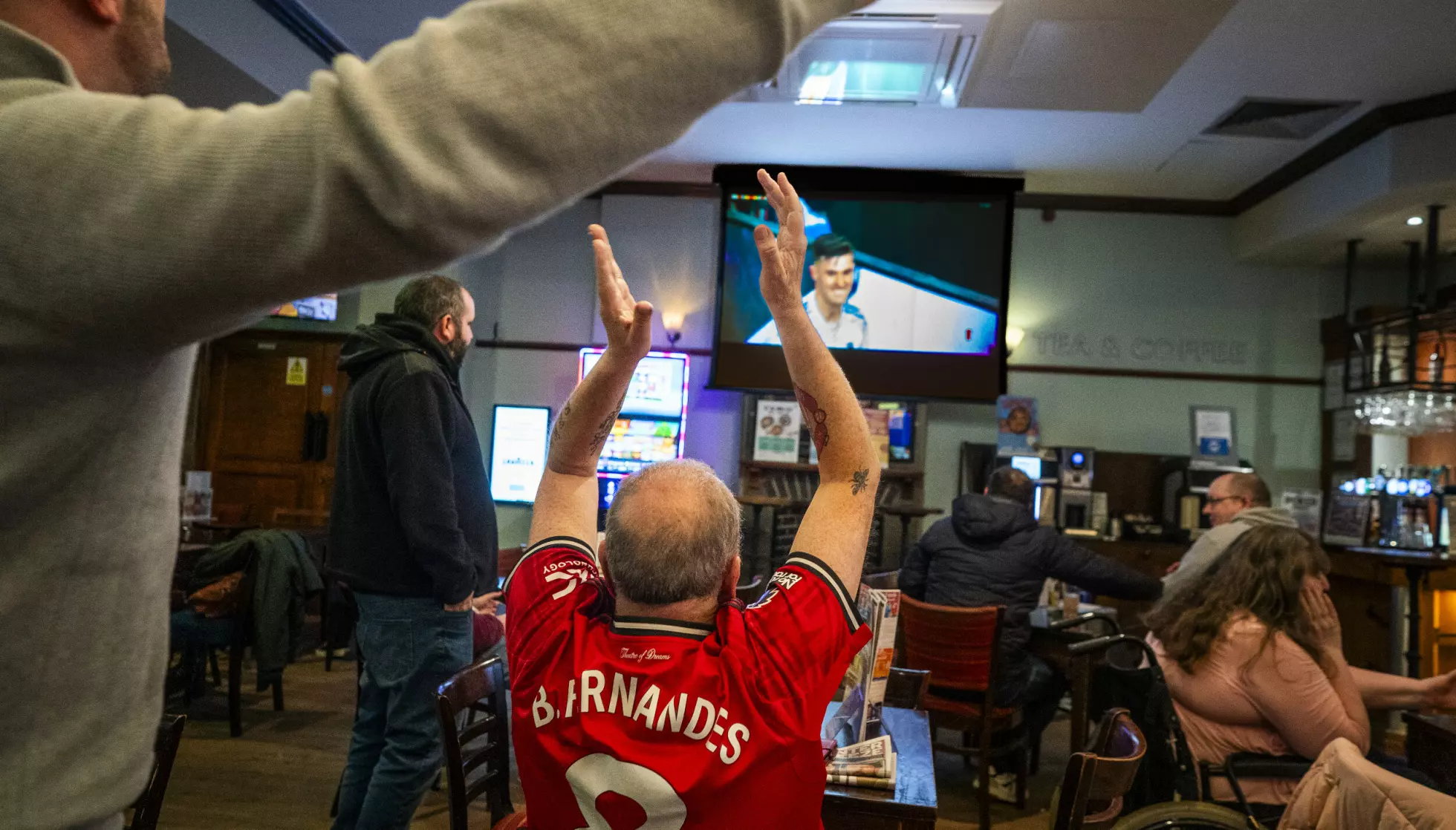 JUBEL: United-fansen jubler på stillingen 2-1 til de røde.Målscorer Benjamin Sesko på TV-skjermen. Foto: John T. Pedersen / Dagbladet