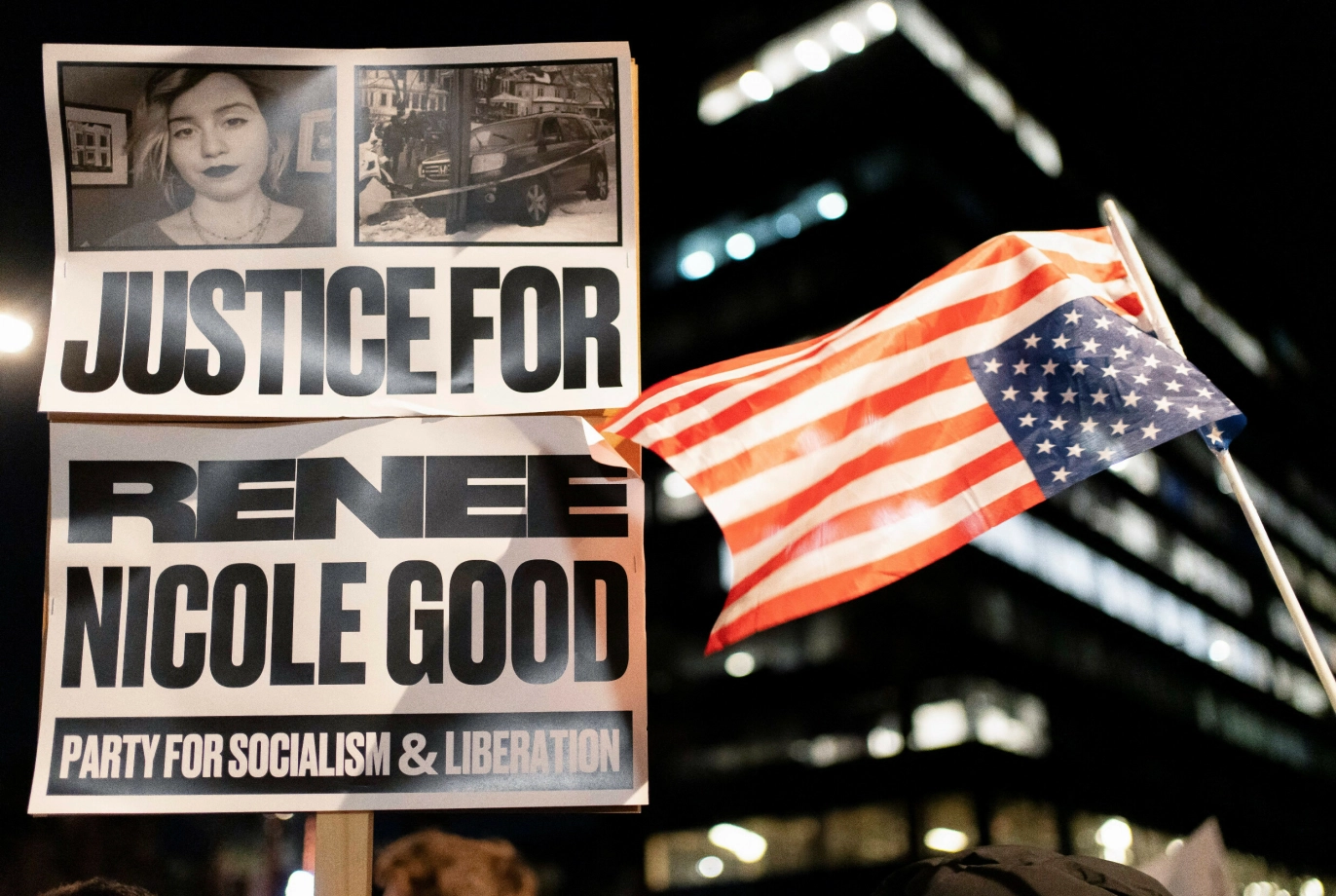PROTEST: Et amerikansk flagg henger opp ned ved siden av et protestskilt utenfor ICEs kontor i Phoenix i Arizona dagen etter at Renee Nicole Good ble skutt og drept. Foto: Rebecca Noble/Reuters/NTB