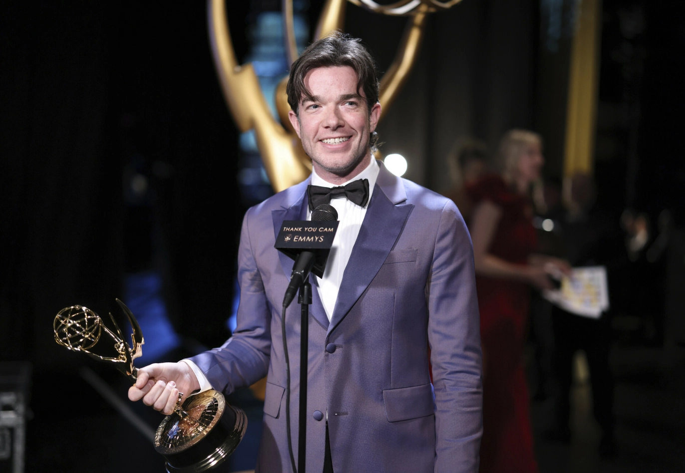 PRISBELØNNET: John Mulaney med pris i hånda og glimt i øyet etter Emmy-seieren for «John Mulaney: Baby J» i Los Angeles. Foto: Mark Von Holden/Invision for the Television Academy/AP/NTB
