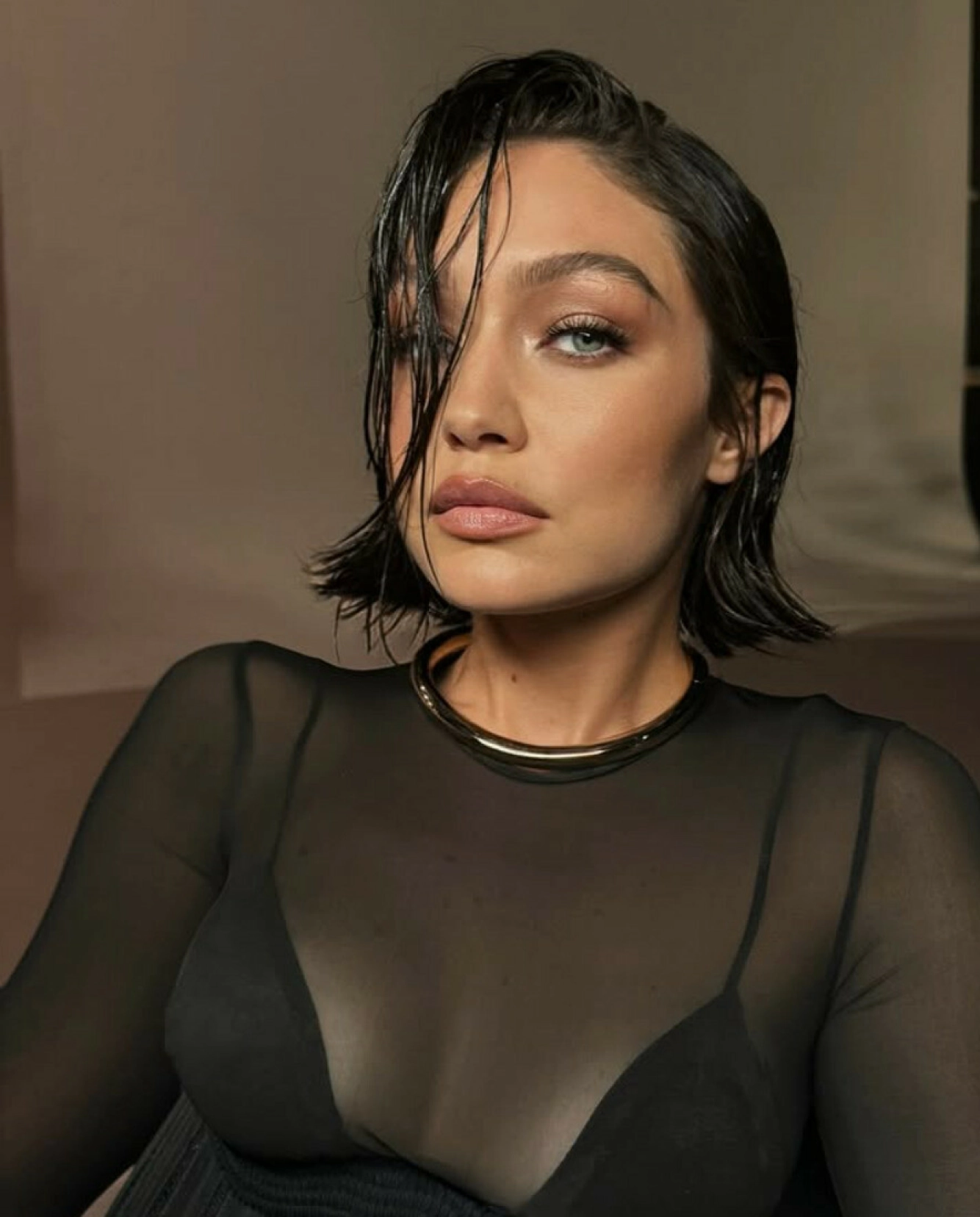 NY LOOK: Gigi Hadid har klippet av seg de blonde lokkene, og farget håret mørkt. Det vekker reaksjoner. Foto: Instagram / @dimitrishair