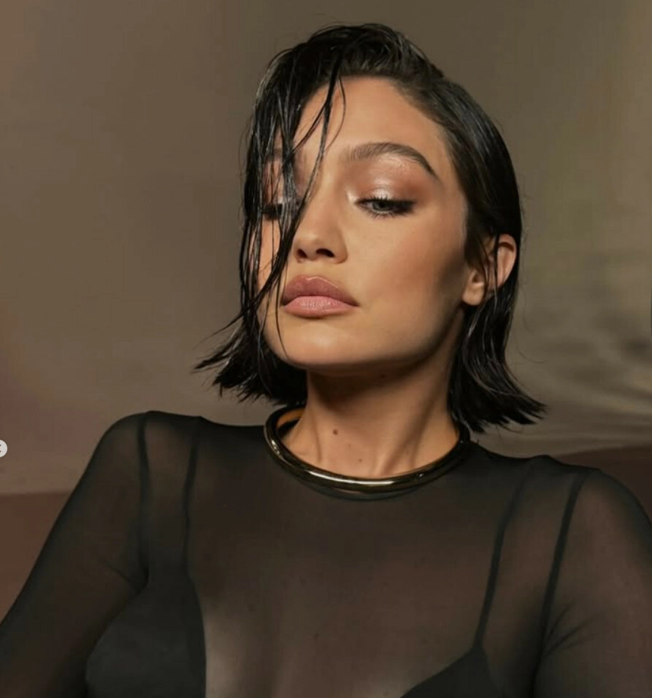 TRENDY: Ifølge Vogue er den nye frisyren til Gigi Hadid svært moteriktig. Foto: Instagram / @dimitrishair