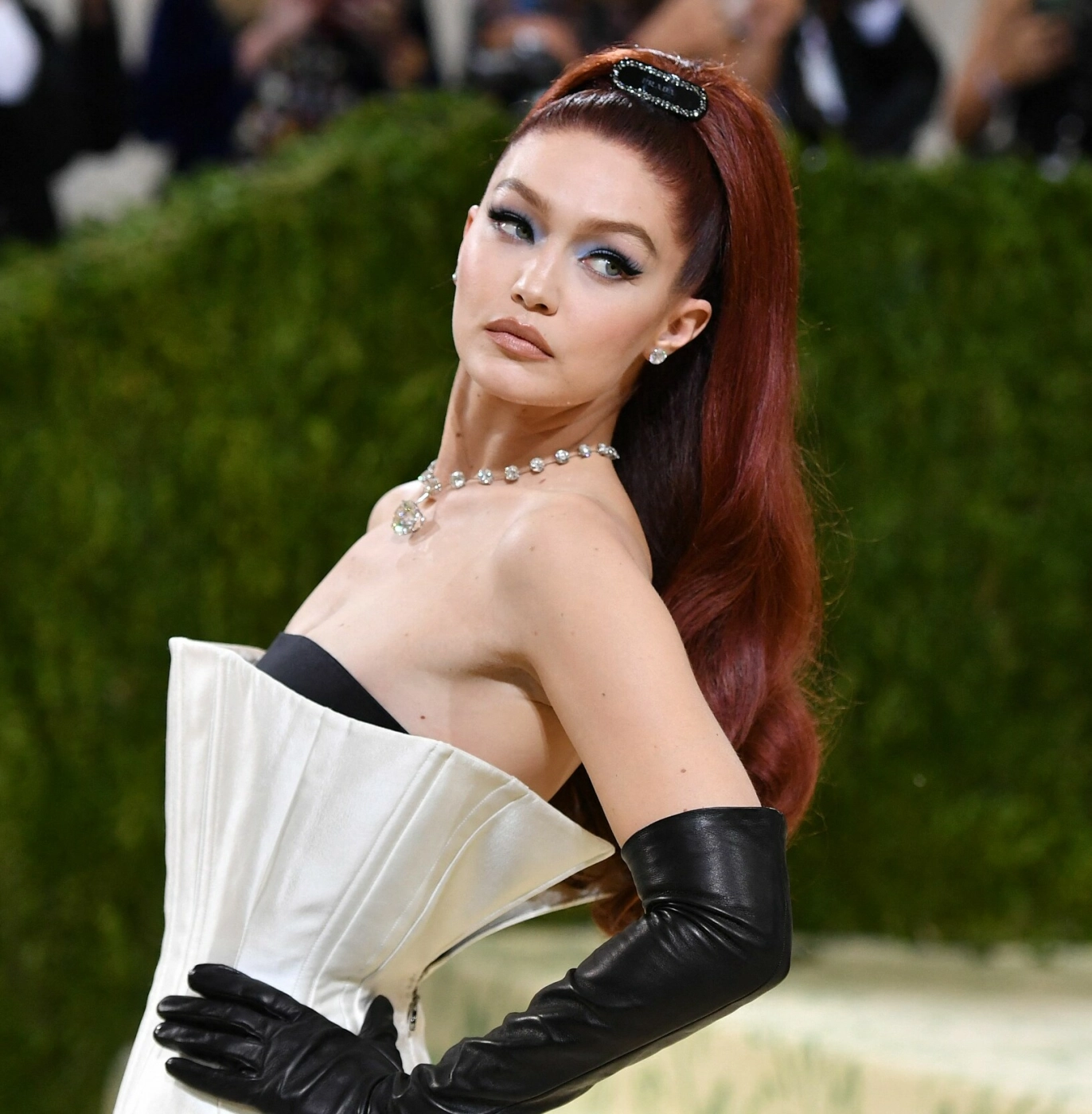 RØDT HÅR: Gigi Hadid dukket opp på Met_gallaen i 2021 med rødt hår. Temaet var «In America: A Lexicon of Fashion». Foto: Angela Weiss / AFP / NTB