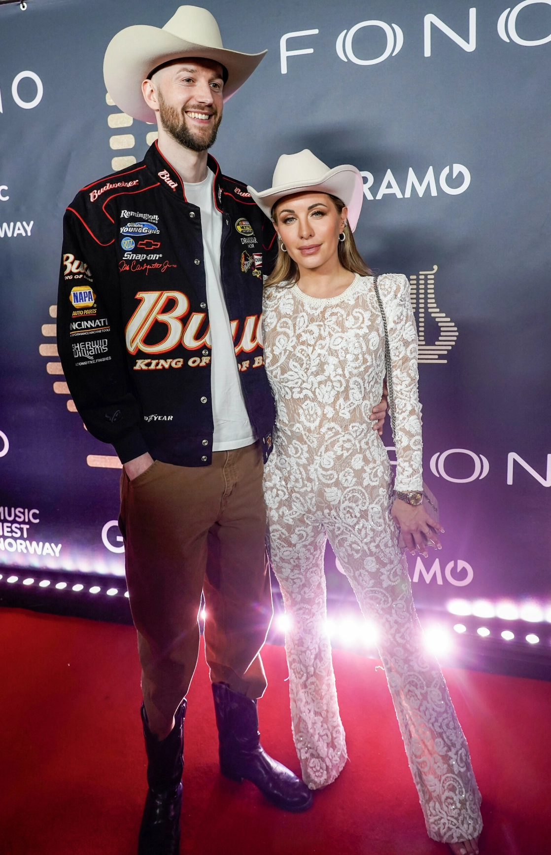 PROFILERT: André Jensen og Hagle har laget en rekke låter sammen med andre etablerte artister - deriblant Carina Dahl. Her poserer de to på rød løper før Spellemannprisen i 2023. Foto: Terje Bendiksby/ NTB