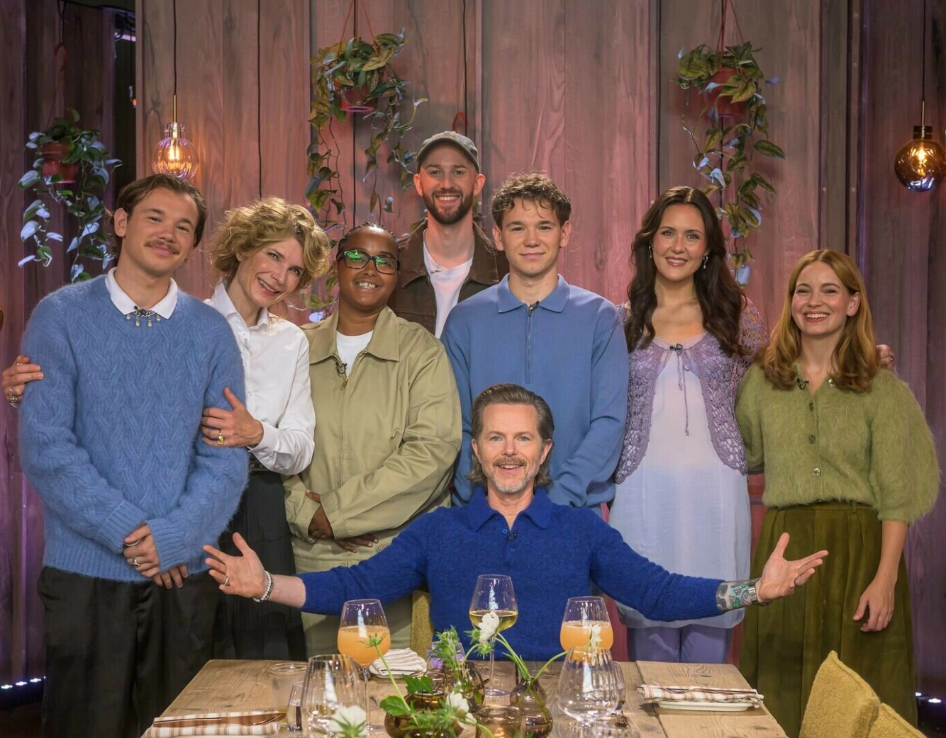 NEDERST PÅ LISTEN: Herborg Kråkevik og Musti (nr. to og nr. tre f.v.) er «Hver gang vi møtes»-artistene som hadde de to svakeste årene i skattelistene for 2024. Foto: TV 2