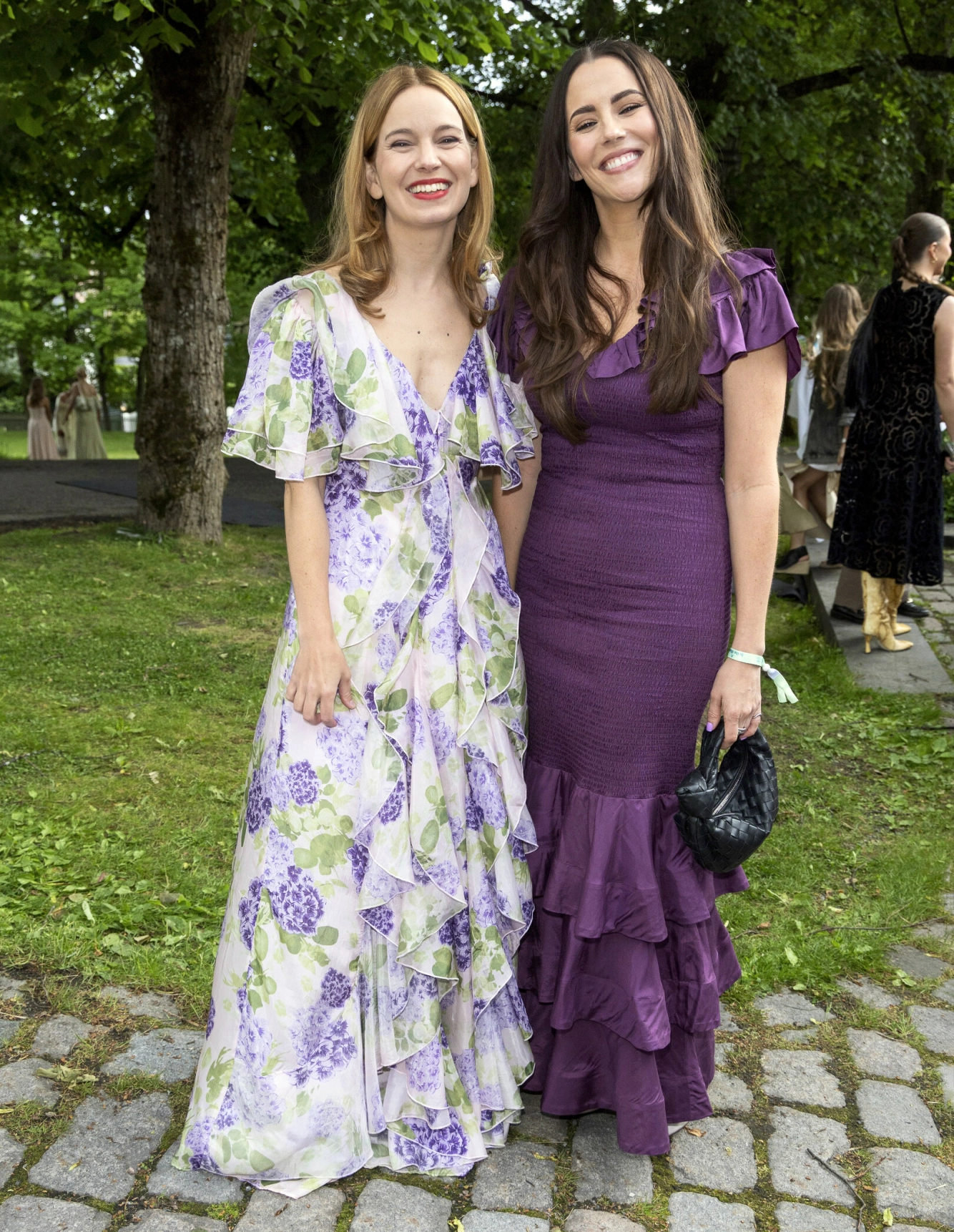 GJENFORENT: Marit Larsen (t.v.) og M2M-kollega Marion Ravn poserte sammen på magasinet Elles sommerfest i 2025. Foto: Andreas Fadum/ Se og Hør