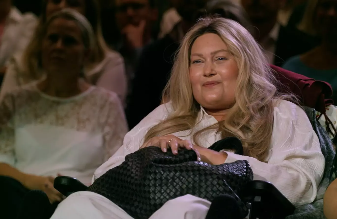 LO GODT: Rikke sleit med å holde latteren inne da Lars Berrum jøglet fra scenen. Foto: NRK