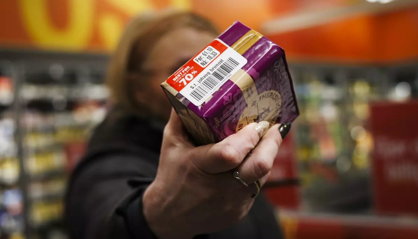 DATO-DISK: Hver gang hun er innom matbutikken passer Linda på å sjekke disken med nedsatte varer. Foto: Lars Eivind Bones / Dagbladet