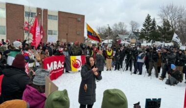 Tusenvis tar til gatene