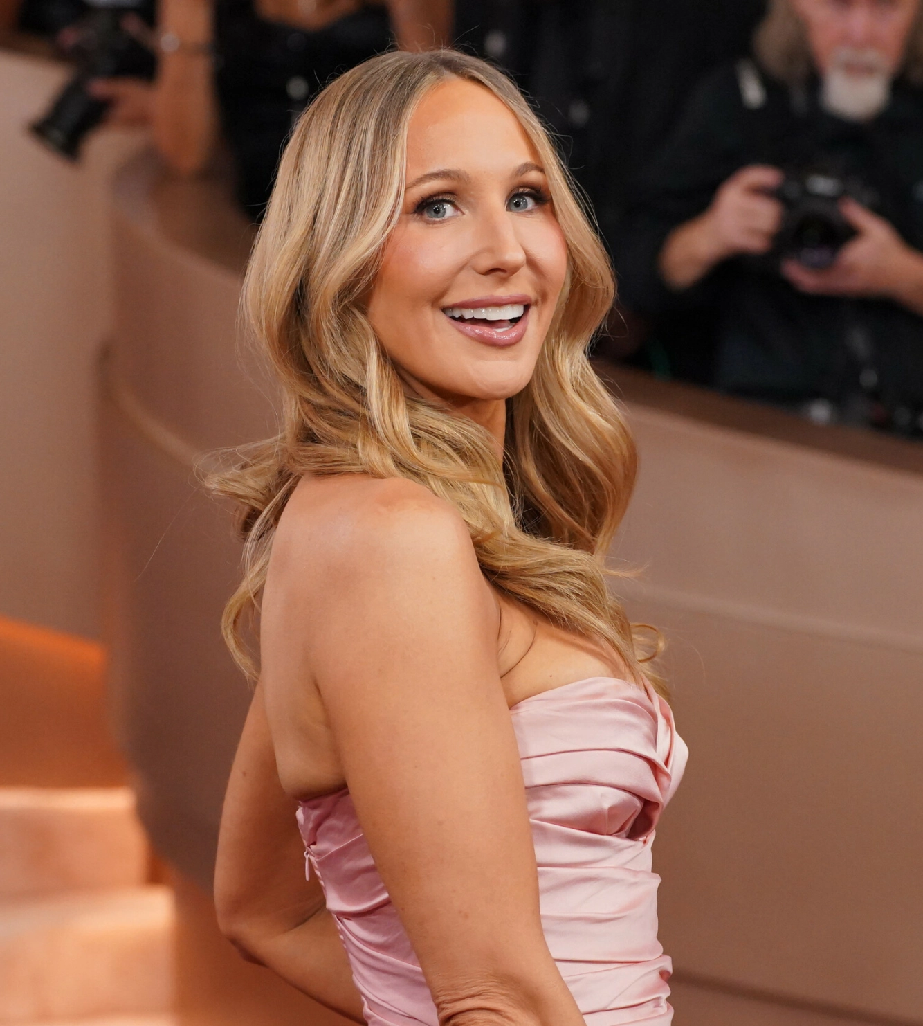 VERTINNE: Nikki Glaser ledet i år Golden Globe-utdelingen for andre året på rad. Foto: Jordan Strauss / NTB
