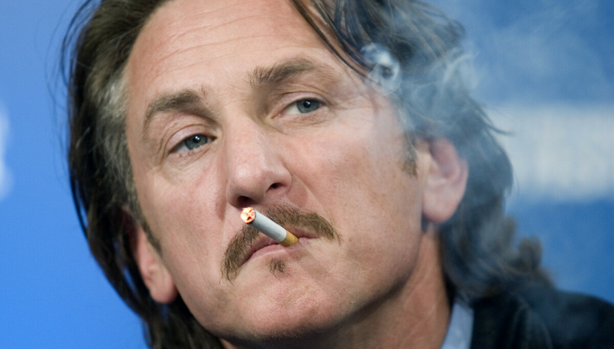 Sean Penn bryter røykeforbudet under Golden Globes 2026