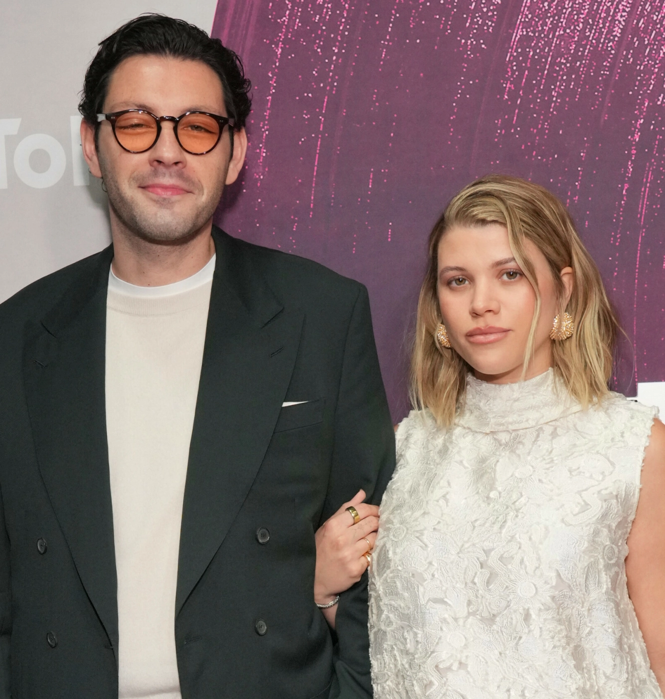 KOMMENDE TOBARNSFORELDRE: Elliot og Sofia er klare for å bli foreldre til enda et barn. Foto: Jordan Strauss / NTB
