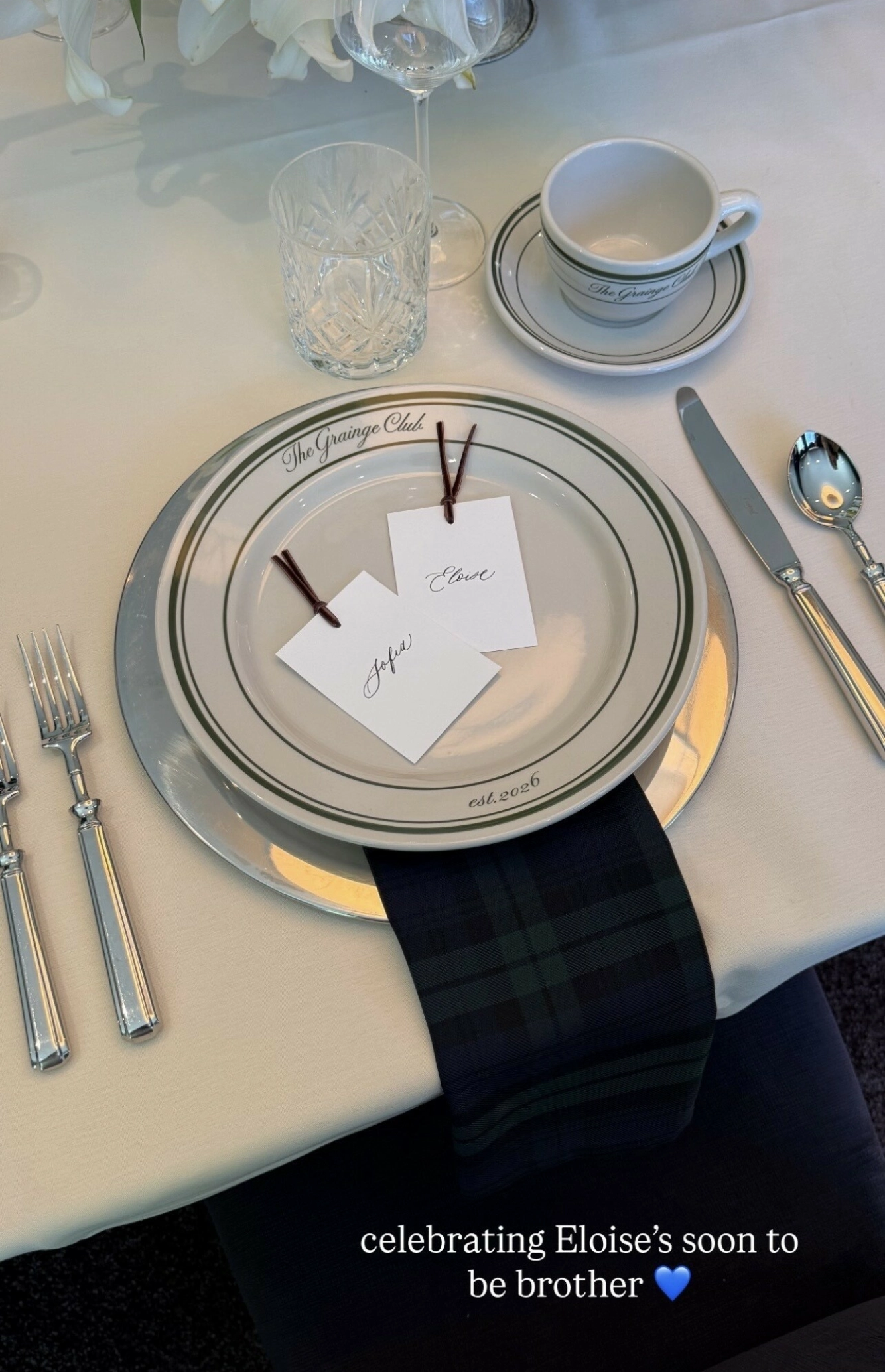 TEMA: Babyshoweren hadde servise med «The Grainge Club» inngravert. Foto: Skjermbilde: @sofiagrainge / Instagram