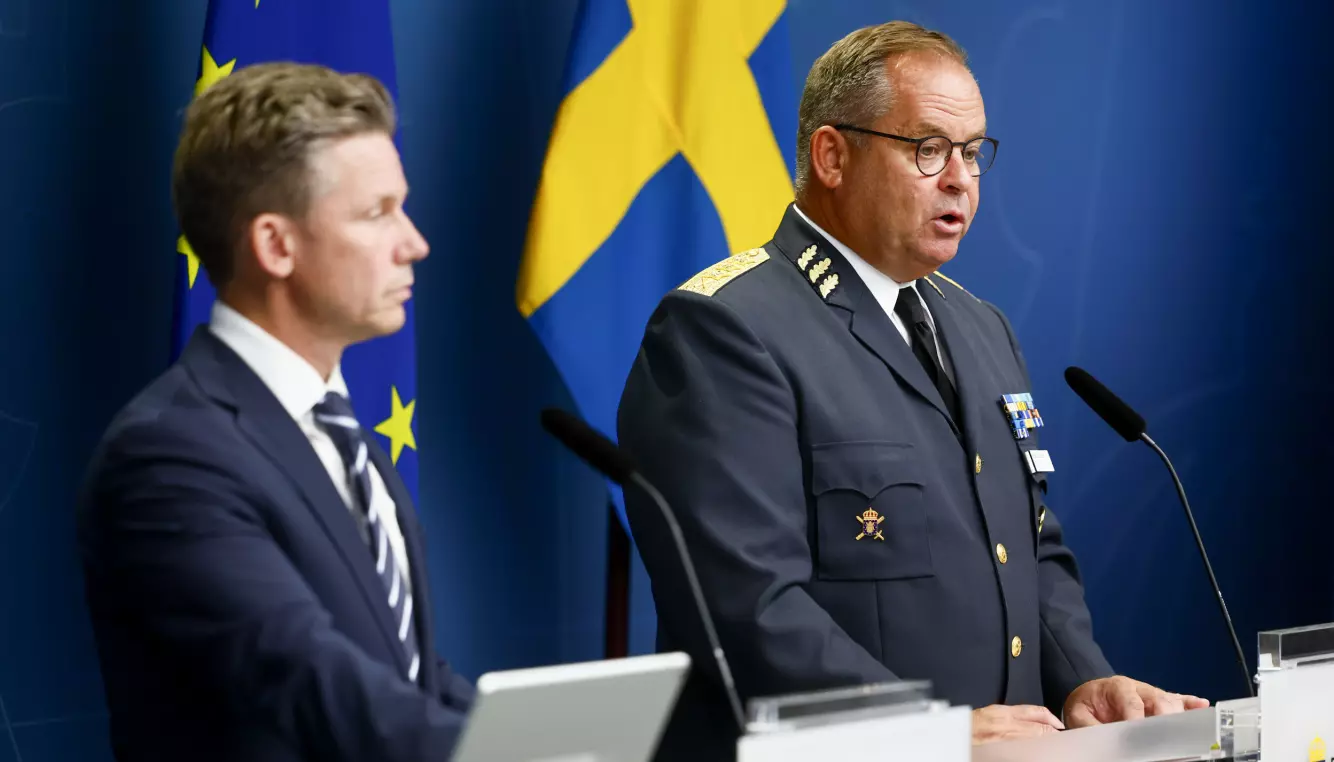 Forsvarssjef Michael Claesson (t.h) er bekymret over at forsvarsviljen i Sverige synker. Foto: Stefan Jerrevång / TT / NTB