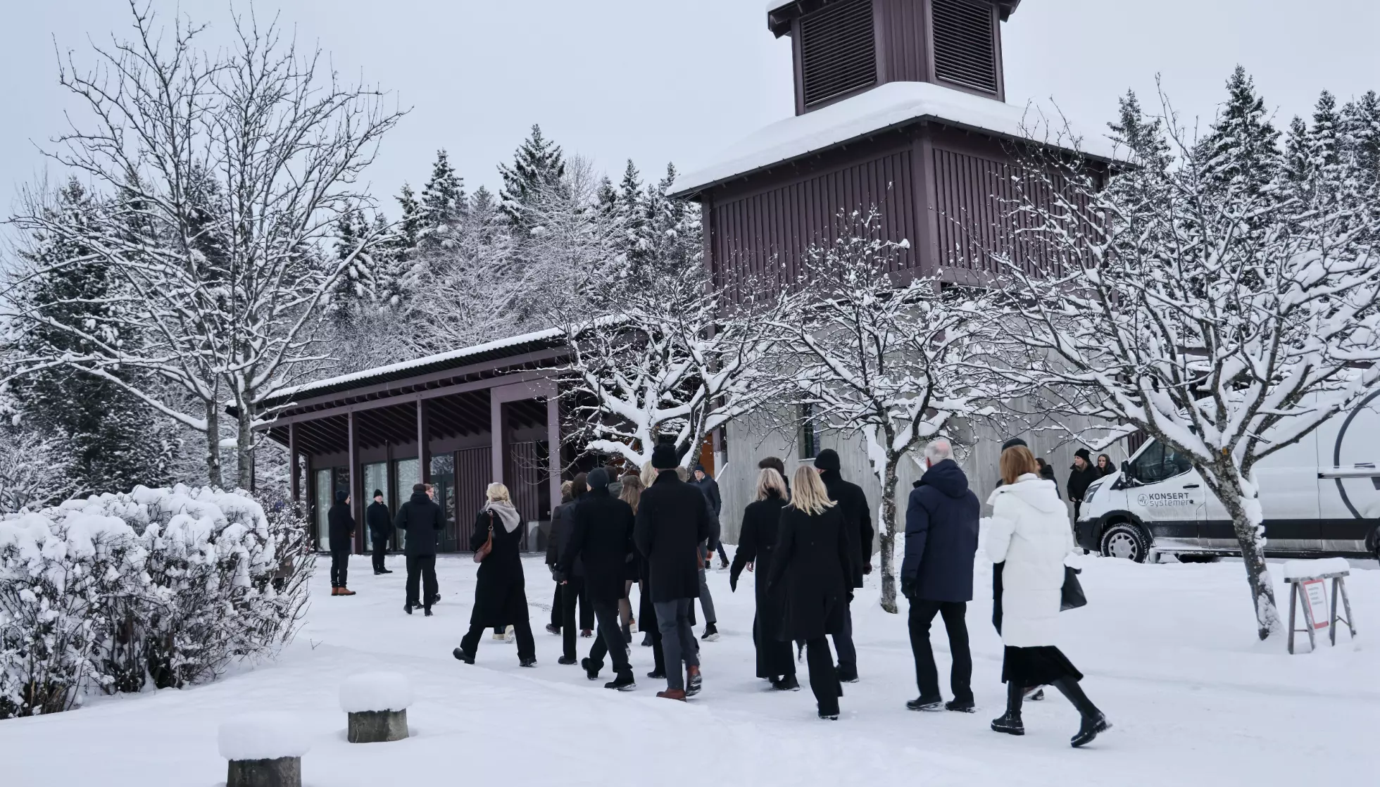 Folk strømmer til bisettelsen av skiskytter Sivert Guttorm Bakken i Nordre Ål Kirke på Lillehammer. Foto: Geir Olsen / NTB