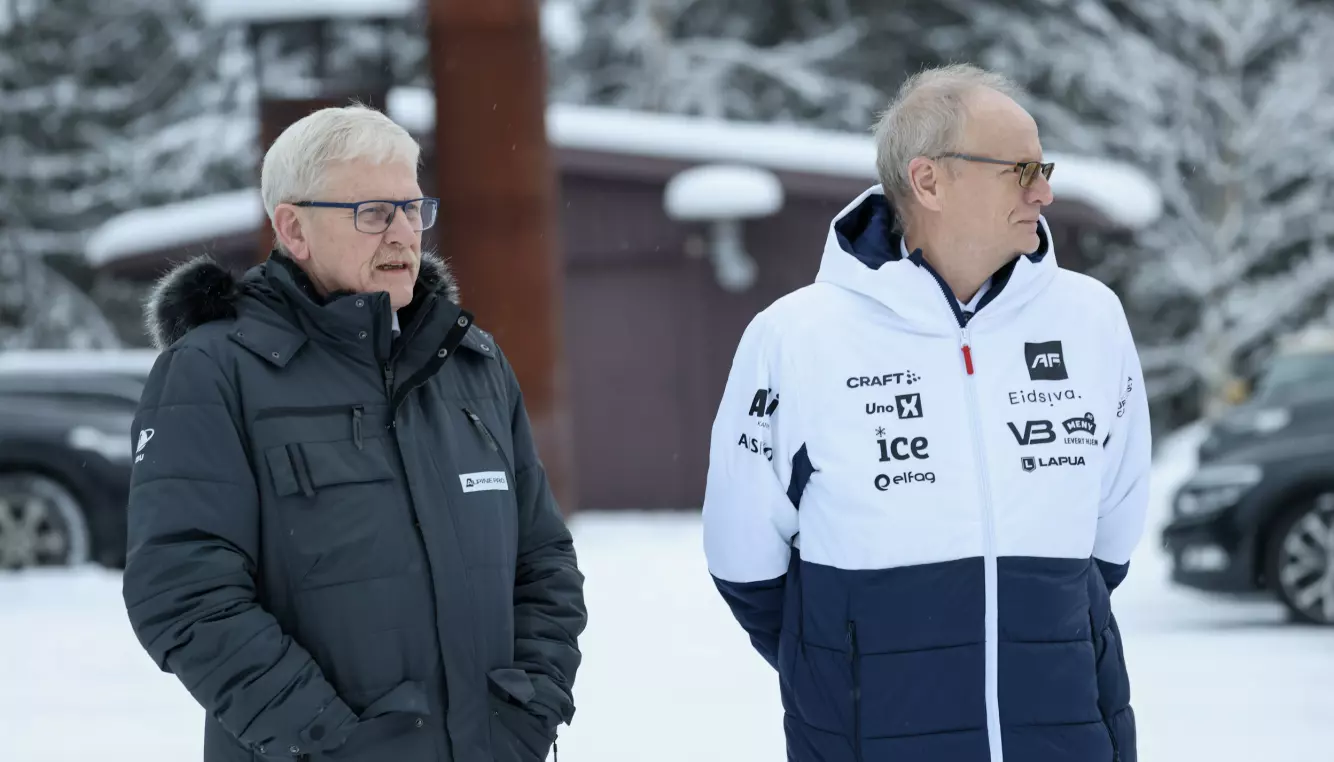 Tidligere president i Norges Skiskytterforbund Tore Bøygard (t.v.) og nåværende president Arne Horten før bisettelsen til skiskytter Sivert Guttorm Bakken i Nordre Ål Kirke på Lillehammer. Foto: Geir Olsen / NTB