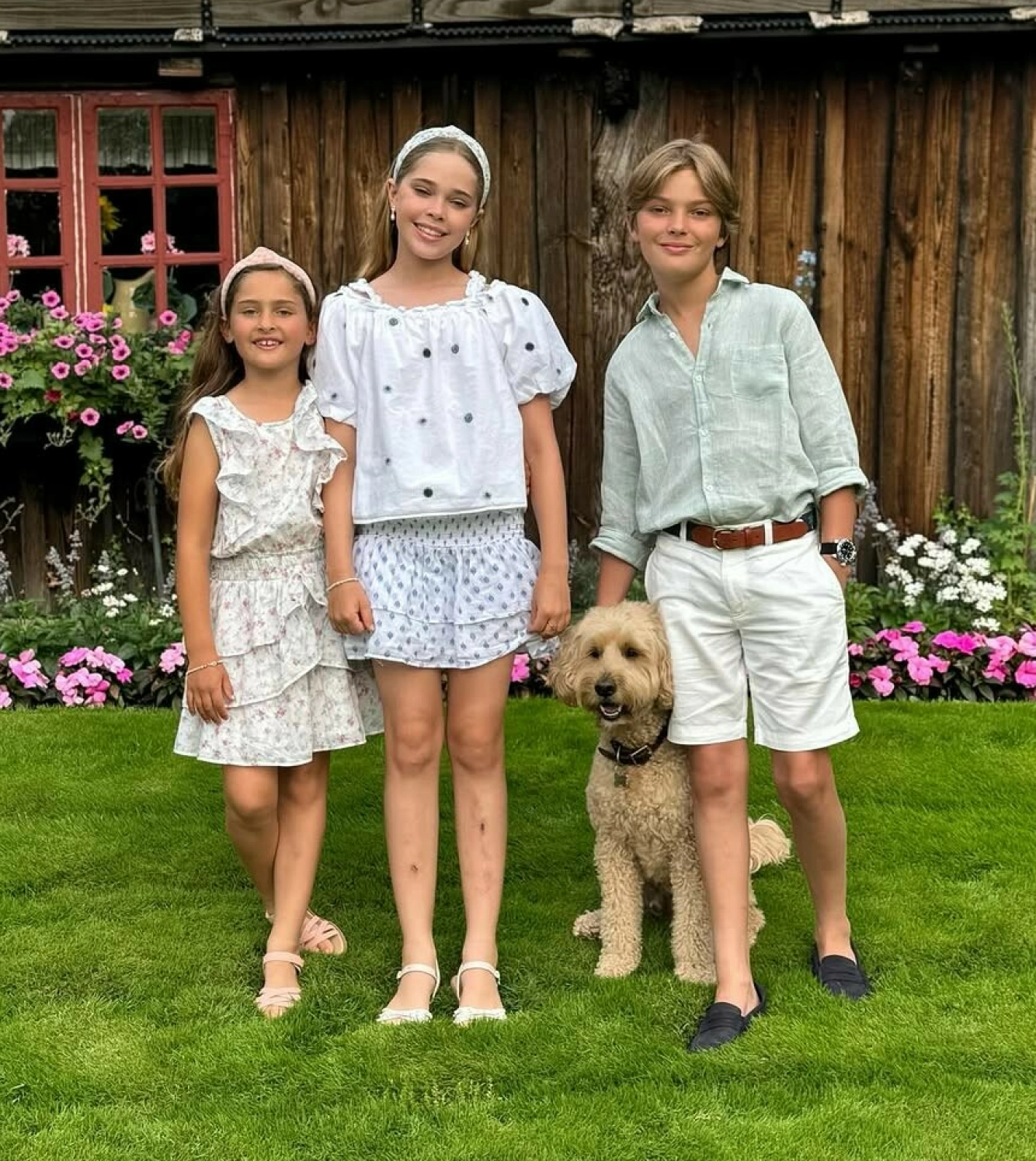 FLOTT SØSKENTRIO: Prinsesse Madeleine delte dette sommerlige bildet av barna prinsesse Adrienne, prinsesse Leonore og prins Nicolas i slutten av juli i fjor. Foto: Skjermbilde: @princess_madeleine_of_sweden / Instagram