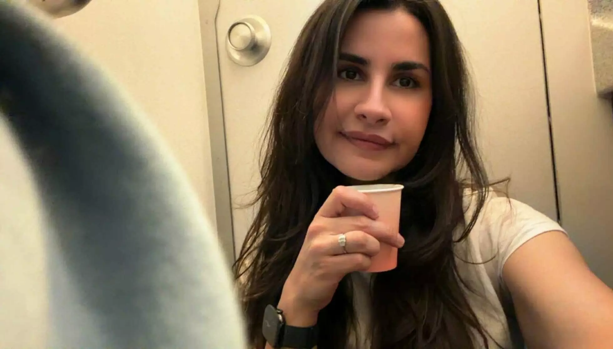 SJOKKERT OVER MEDPASSASJERER: Mina Sharif tar et kraftig oppgjør mot dårlig oppførsel fra flypassasjerer som skjelte henne ut fordi sønnen gråt på flyturen til Trondheim. Foto: Privat