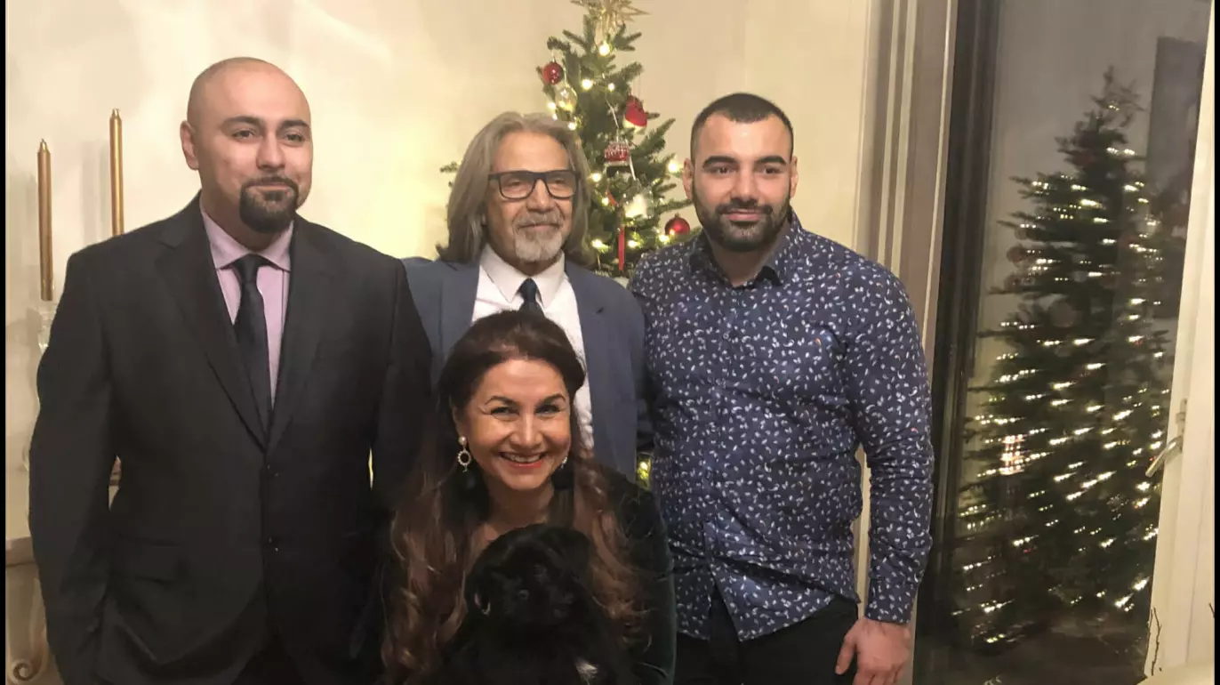DEN GANG DA: For fire år siden var den norsk-iranske familien Bahrami fire. Nå er de bare to igjen. I tillegg til hunden Shadow (foran Farahnaz), som tilhørte storebror Atman (t.v), som døde i Iran. Foto: Privat