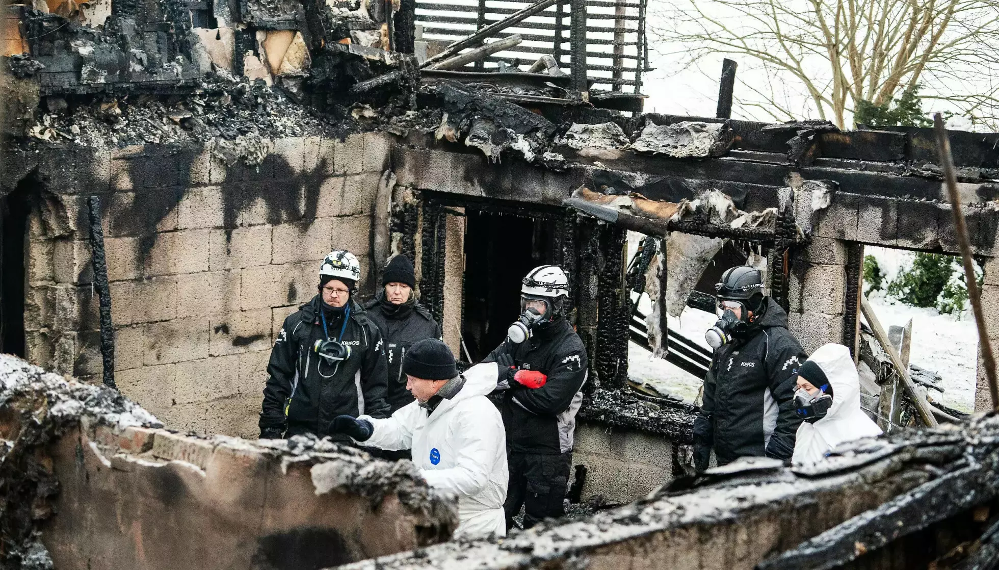 BRANN I VERDAL: Branntomta, der de to brannmennene Roger Kvello Hansen (51) og Geir Otto Lein Johnson (58) nylig mistet livet, undersøkes av krimteknikere fra Kripos. Foto: Hans Arne Vedlog / Dagbladet