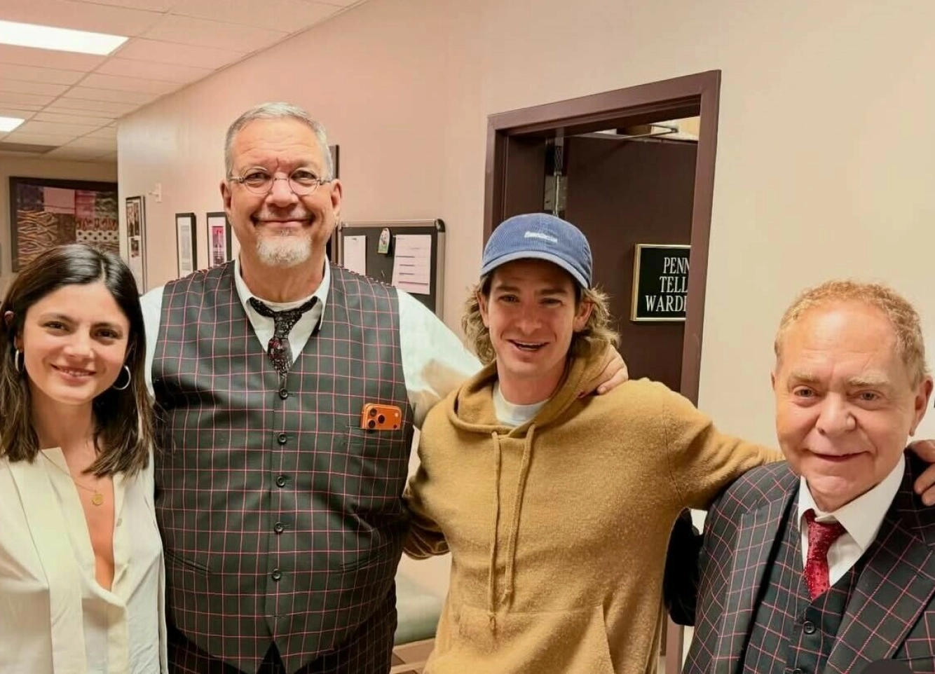 FIRKLØVER: Det er ikke lett å se at det er Andrew som skjuler seg under den blå capsen Foto: Skjermbilde: @pennandtellerlive / Instagram