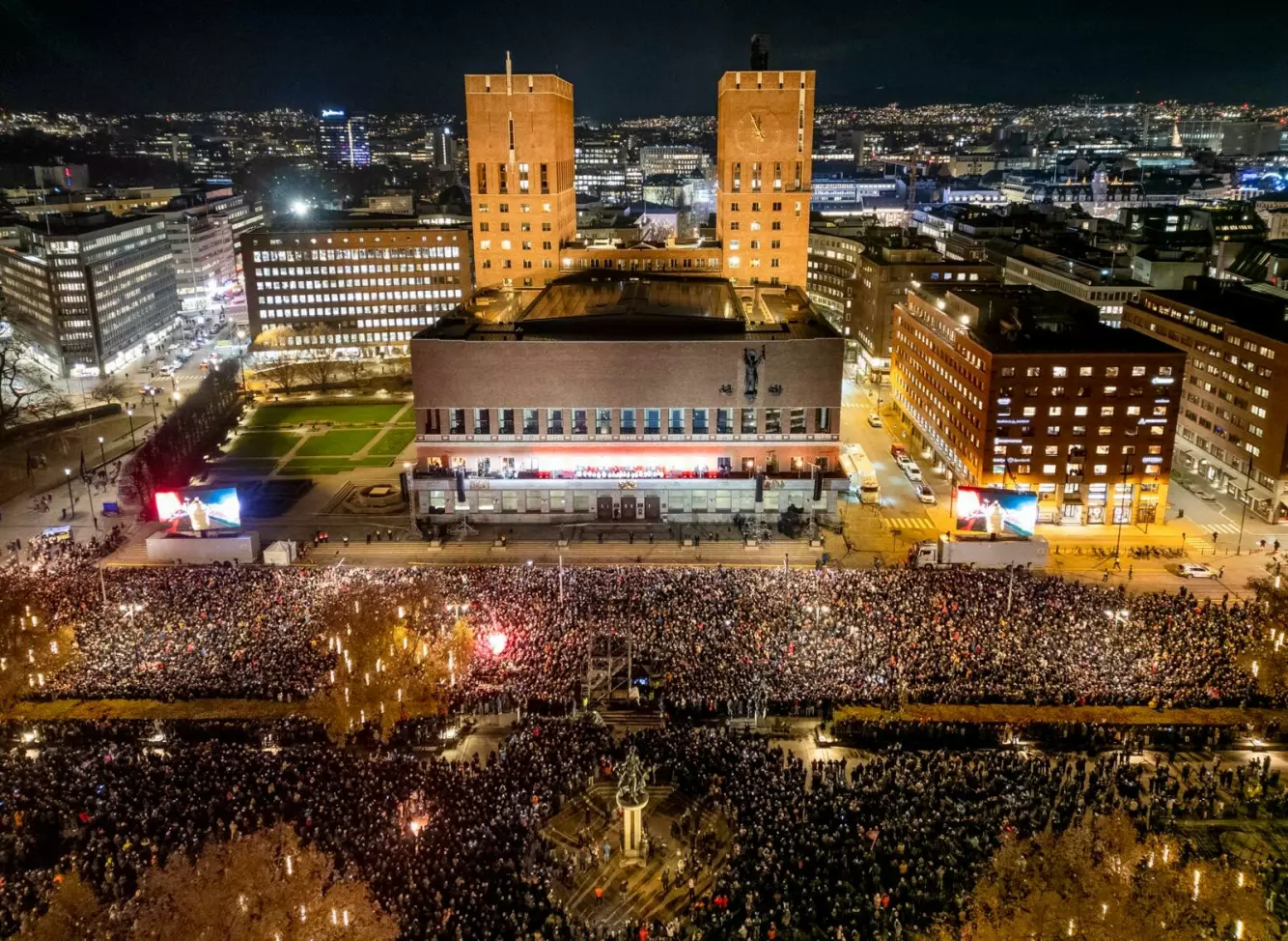 FOLKEFEST: Rådhusplassen i Oslo var et massivt skue da fotballandslaget ble feiret 17. november. Foto: Lars Eivind Bones / Dagbladet