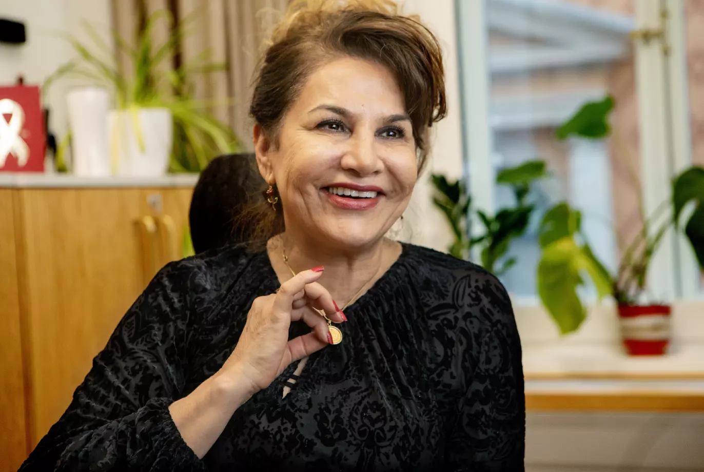TØFF DAME: Da ektemannen flyktet fra Iran til Norge, ble iranske Farahnaz Bahrami arrestert flere ganger, for at mannen skulle komme tilbake til Iran. Nå håper hun at presteregime snart er historie. Foto: Kristin Svorte / Dagbladet