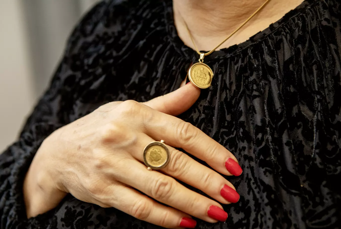 GAMLE MYNTER: Da Farahnaz Bahrami fylte 60, ga ektemannen henne et smykke og en ring, laget av mynter som ble brukt før revolusjonen i 1979. - Den siste gaven jeg fikk av ham, sier hun. Foto: Kristin Svorte / Dagbladet