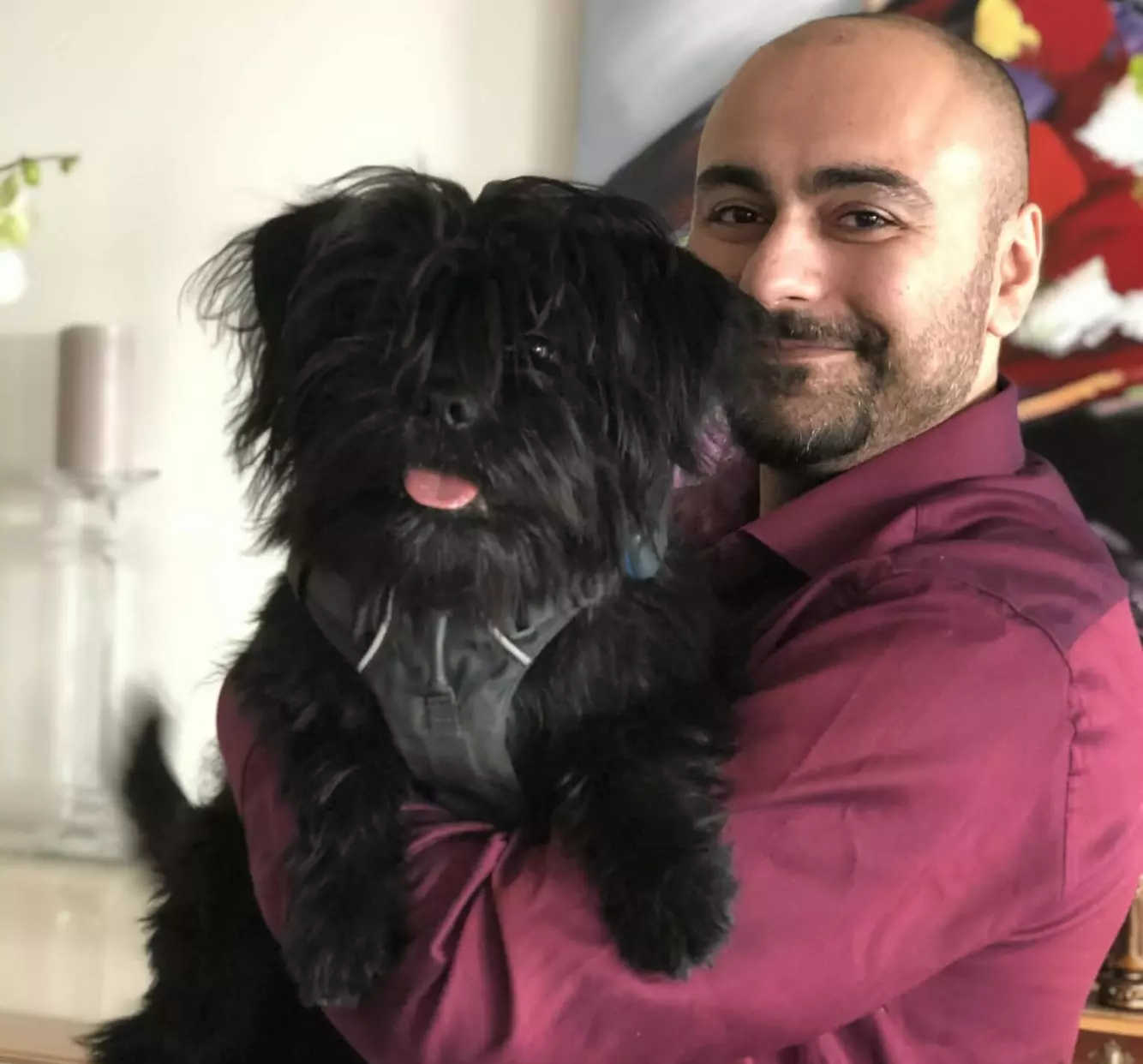 DØD: Eldstesønn Atman døde under et besøk i Iran for fire år siden. Her med hunden Shadow, som i dag bor med mora i Norge. Foto: Privat