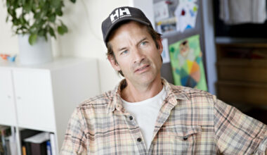 Jon Almaas åpner opp om oppveksten i podkasten «Folk Flest»