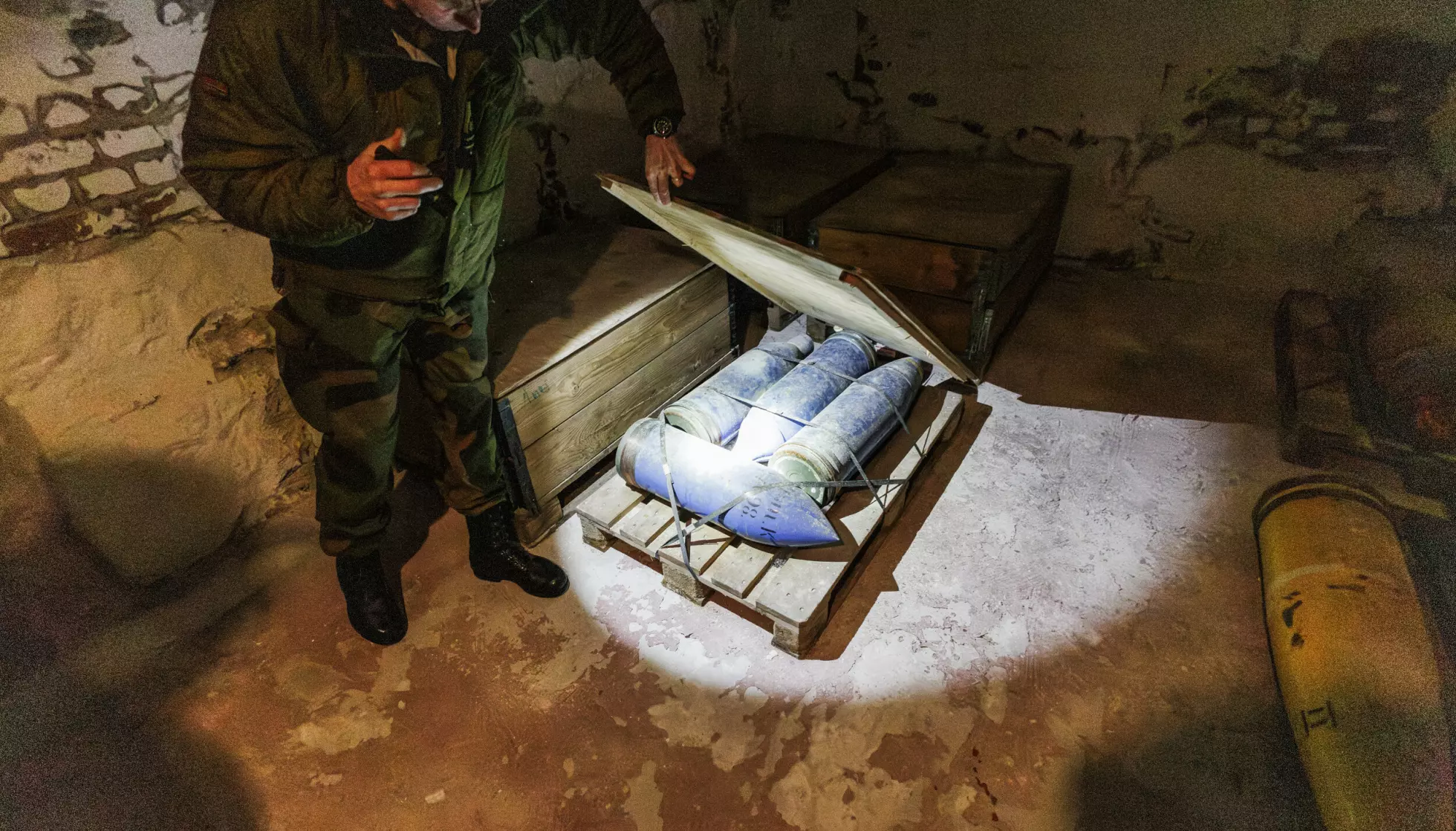 GAMMEL AMMUNISJON: Kommandant Per Egil Grimstad forsikrer at ammunisjonen som ligger lagret under festningen er tom for sprengstoff. Foto: Lars Eivind Bones / Dagbladet