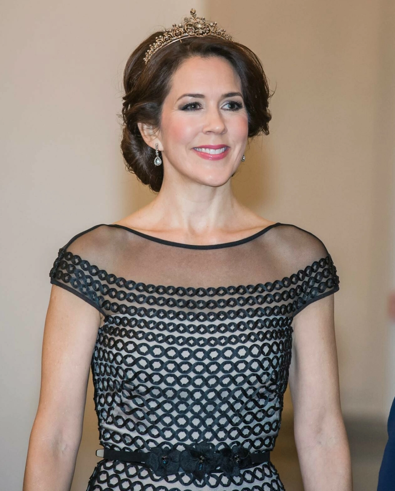 DEBUT: Under en festmiddag i regi av dronning Margrethe i 2016 bar Mary smykket som tiara for aller første gang. Siden har hun brukt tiaraen ved flere anledninger. Foto: Hanne Juul/ Aller Foto & Video